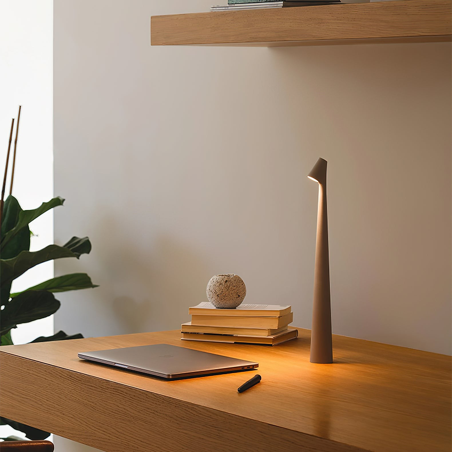 Creatieve hoge draagbare tafellamp HL343