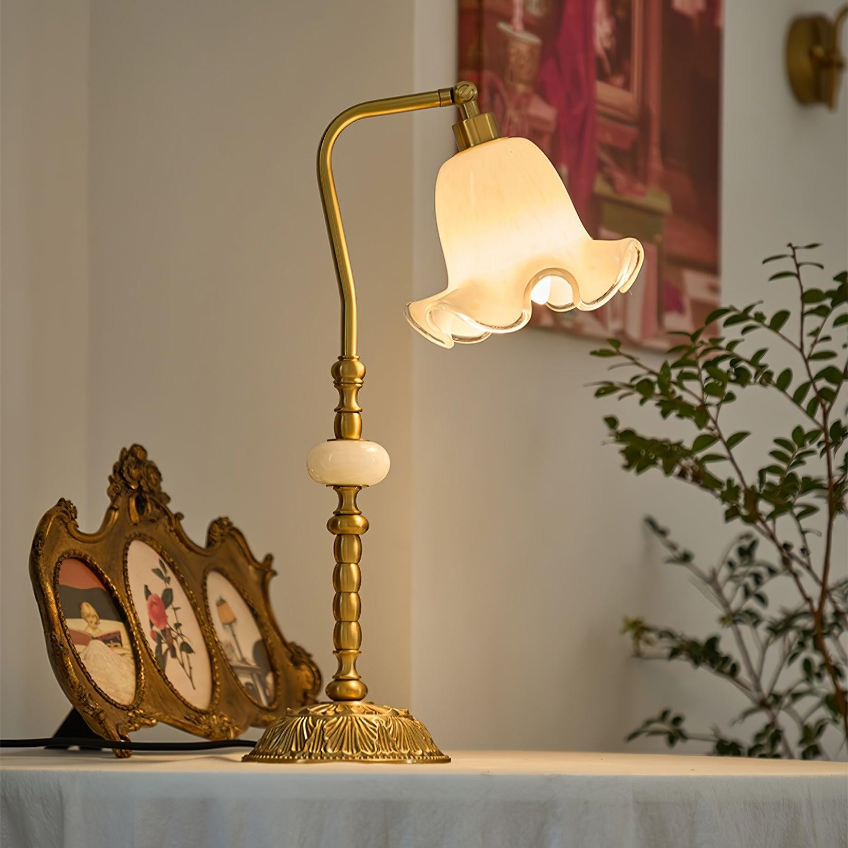 Klassieke stijlvolle witte tulp messing tafellamp HL862