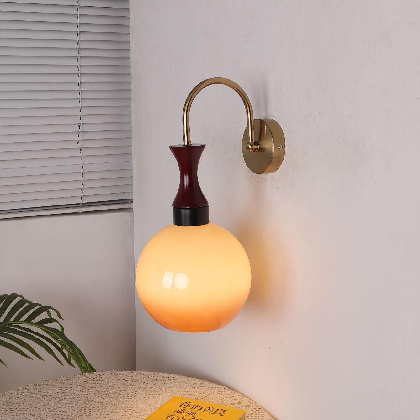 Bolvormige gele wandlamp HL649