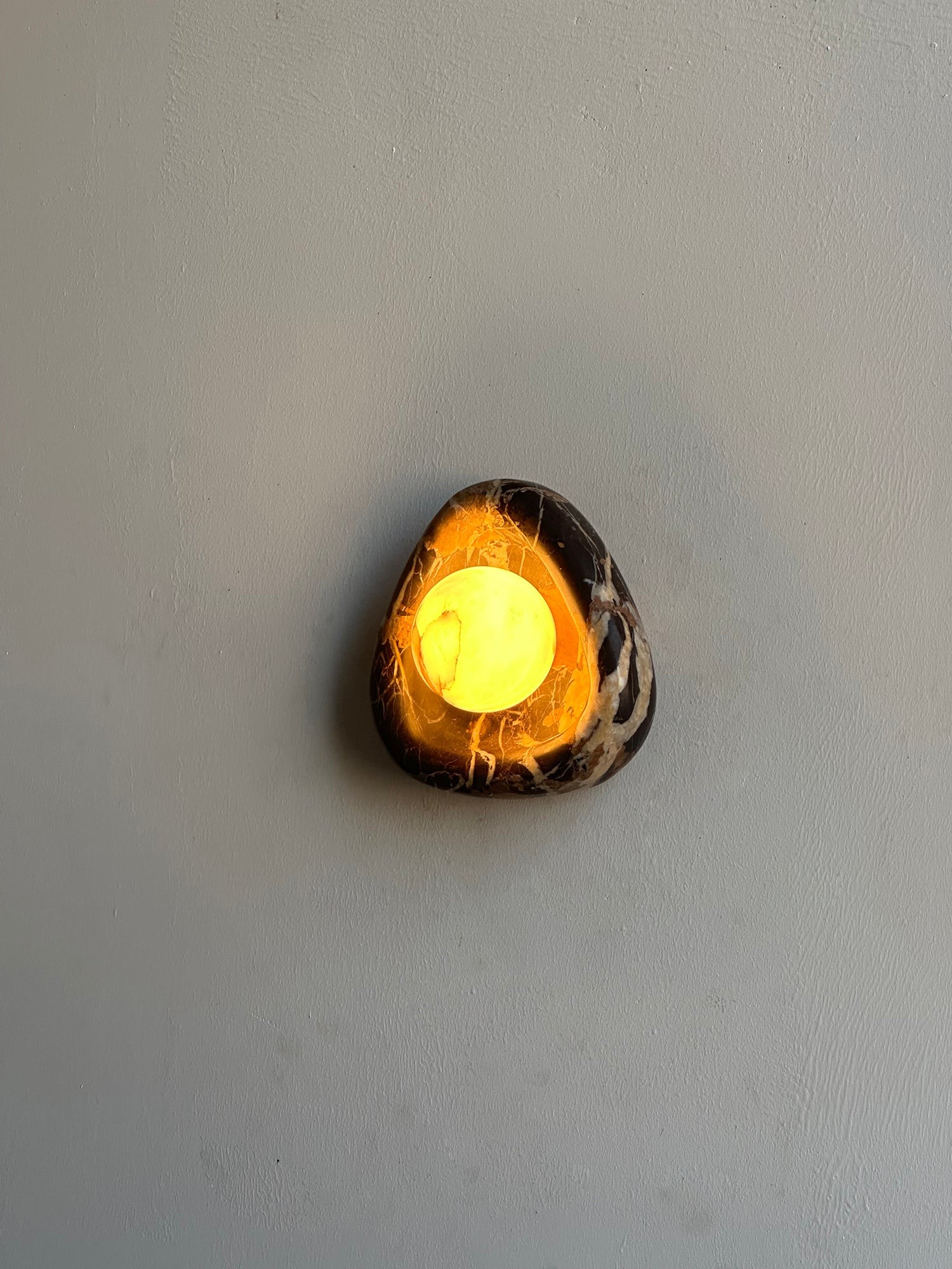 Zwarte parelmarmeren wandlamp HL3204