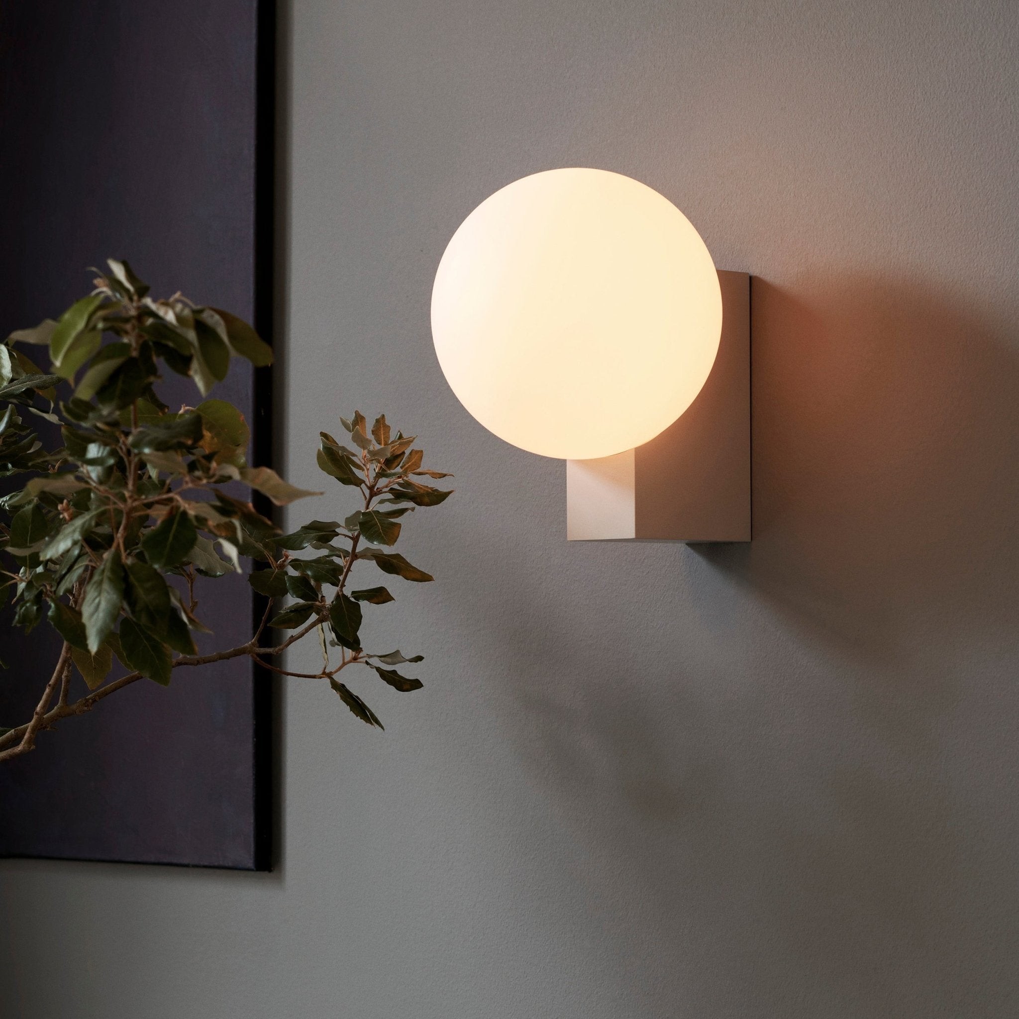 Minimalistische bolvormige wandlamp HL558