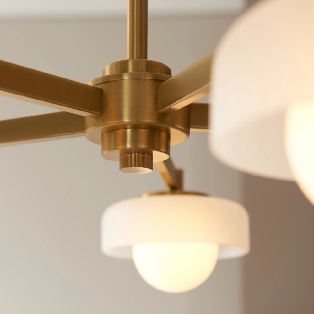 Hanglamp Zirvos met matglazen opalen bollen en geborsteld messing frame voor woon- en eetkamer HL2132