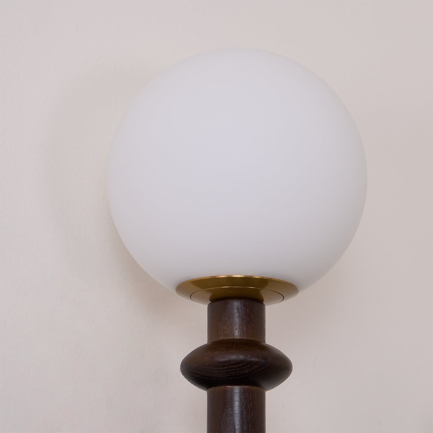 Franse eenvoudige vintage nachtkastje houten glazen wandlamp HL768