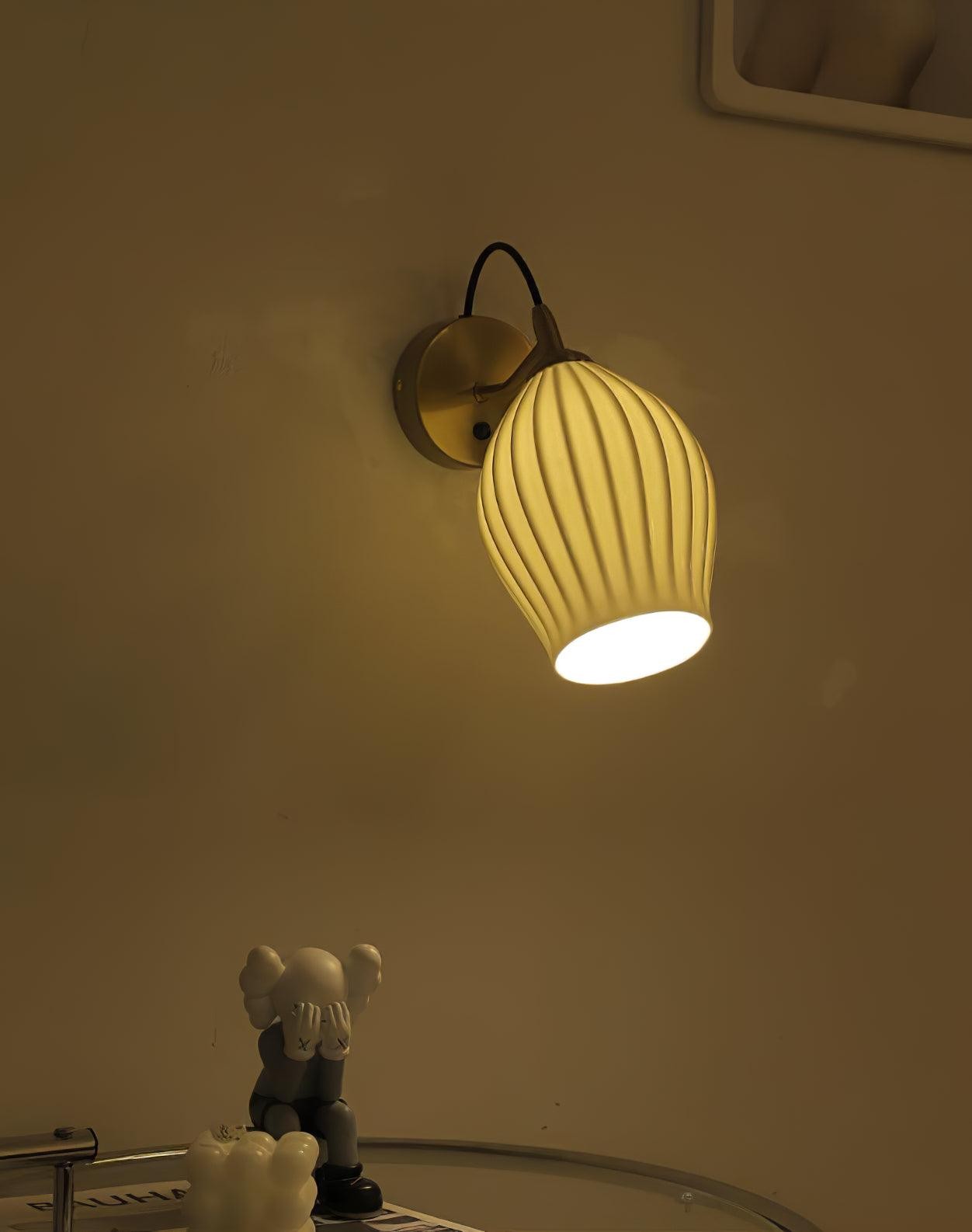 Crèmekleurige keramische geribbelde wandlamp HL498