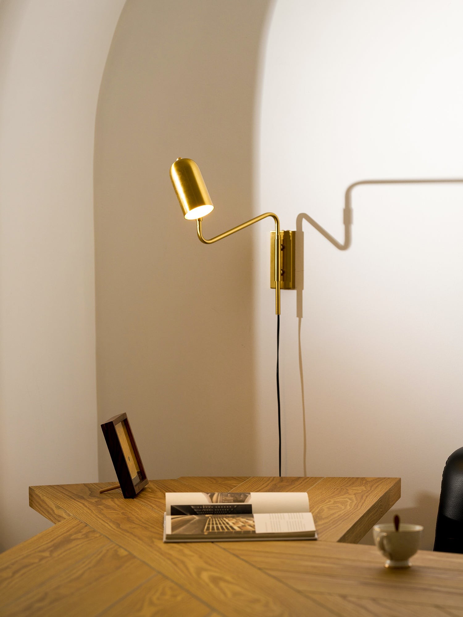 Verstelbare arm wandlamp met stekker HL2924
