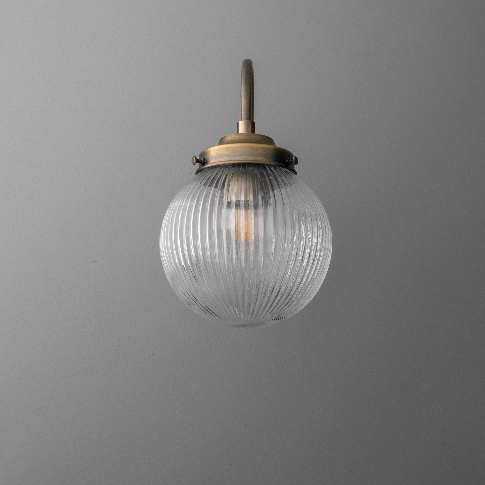 Glorica glazen wandlamp van verouderd messing - geribbelde glazen kap industriële stijl verlichting HL1772