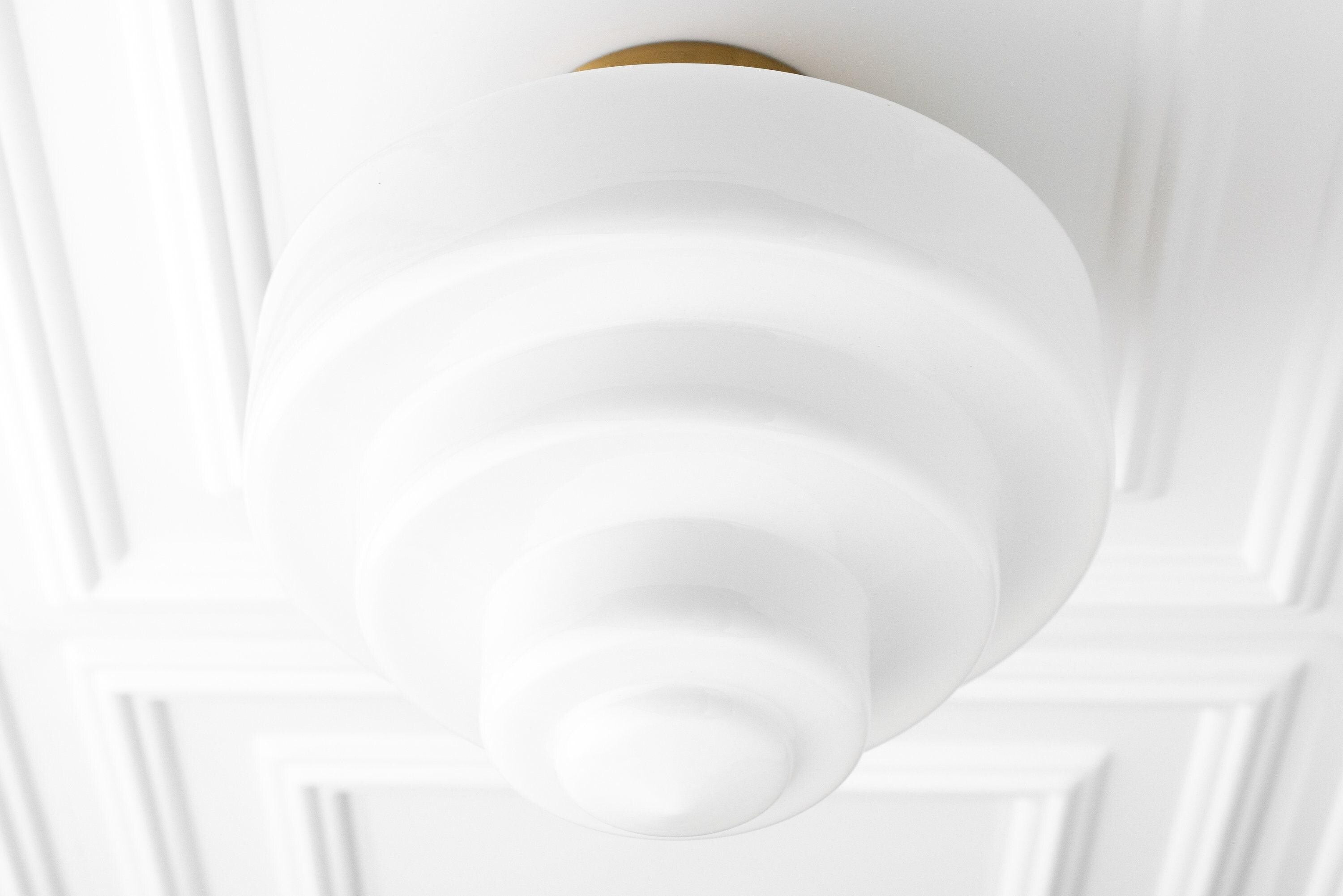 Geotower glazen plafondlamp van messing – mondgeblazen opaal glazen bollamp HL1727