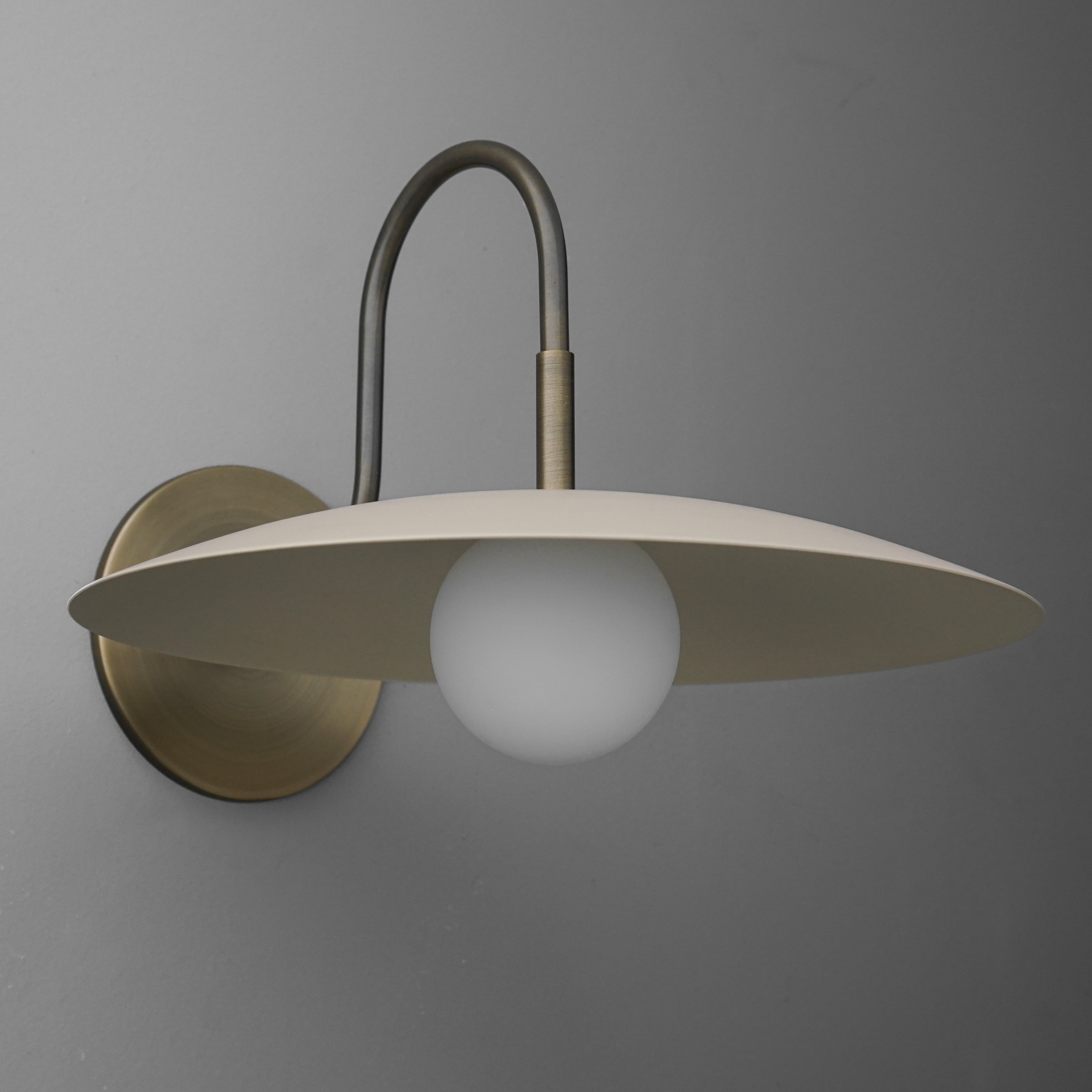 Curva Metalen Moderne Wandlamp - Antieke Messing Arm met Crèmekleurige Schijfvormige Kap HL1771