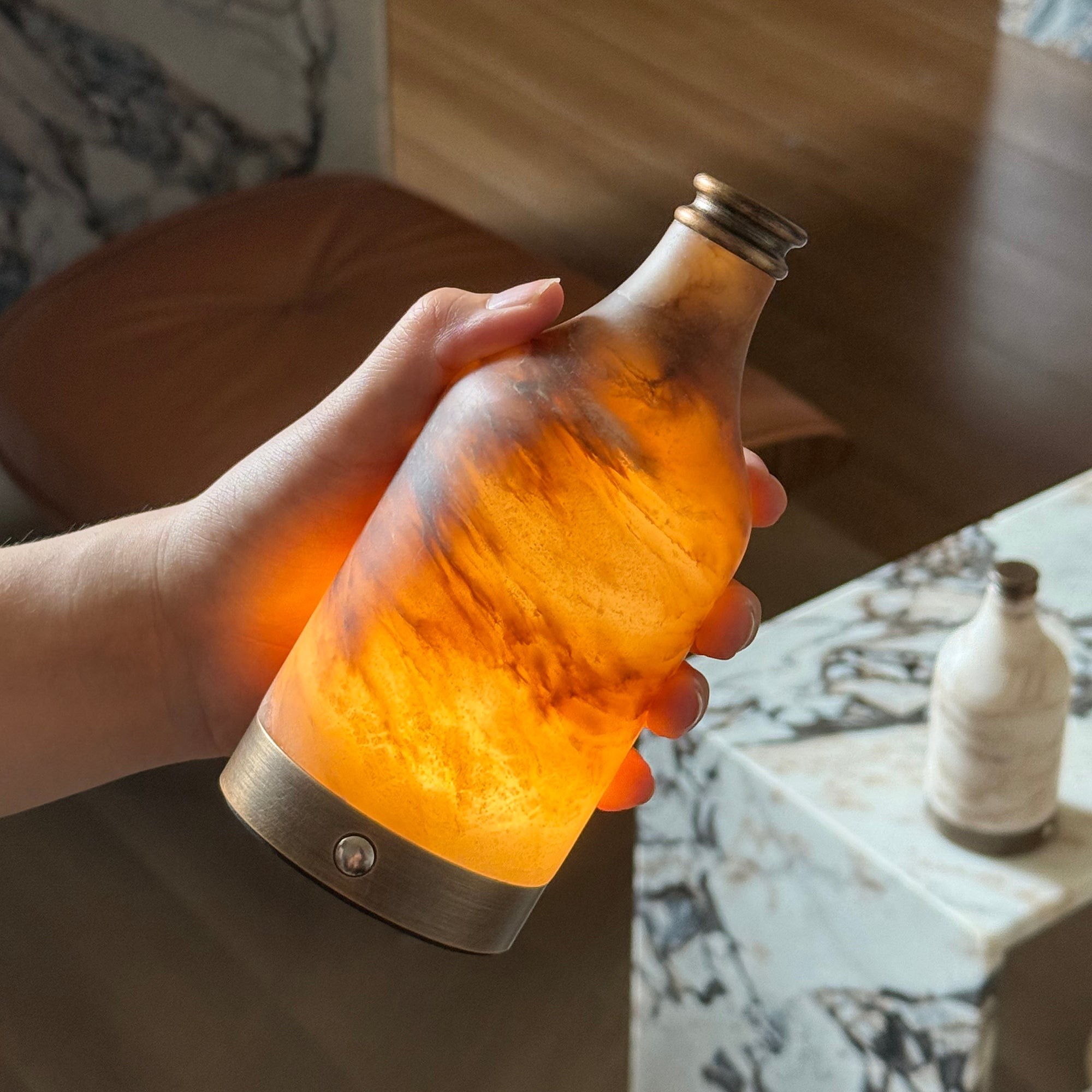 Tafellamp van albast in de vorm van een wijnfles (met ingebouwde batterij) HL3222