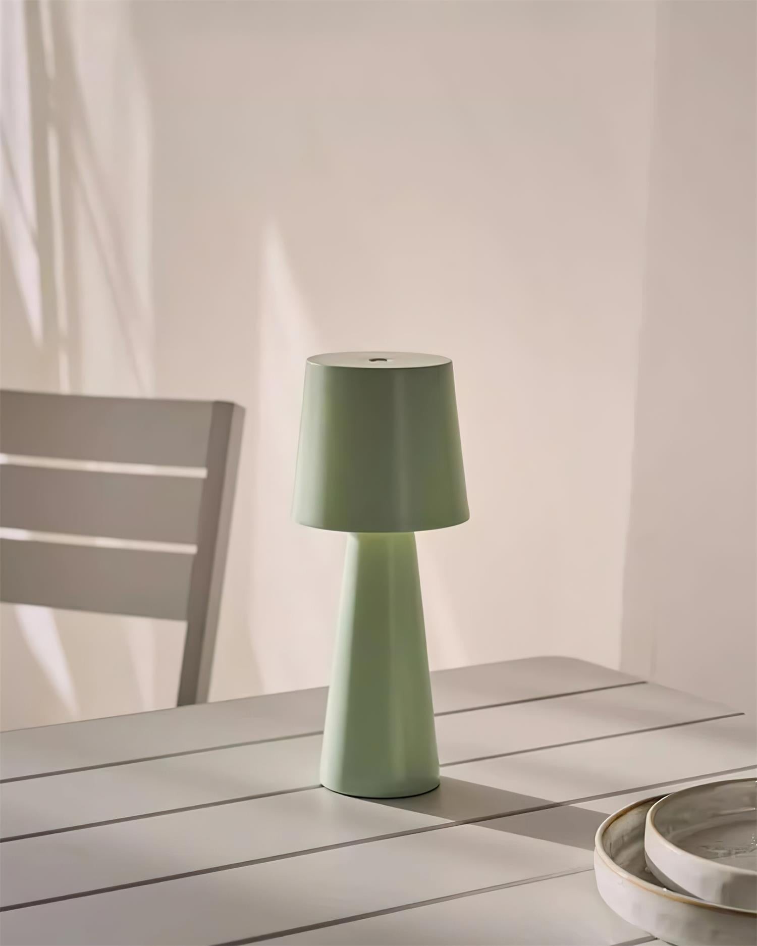 Moderne conische metalen tafellamp HL850