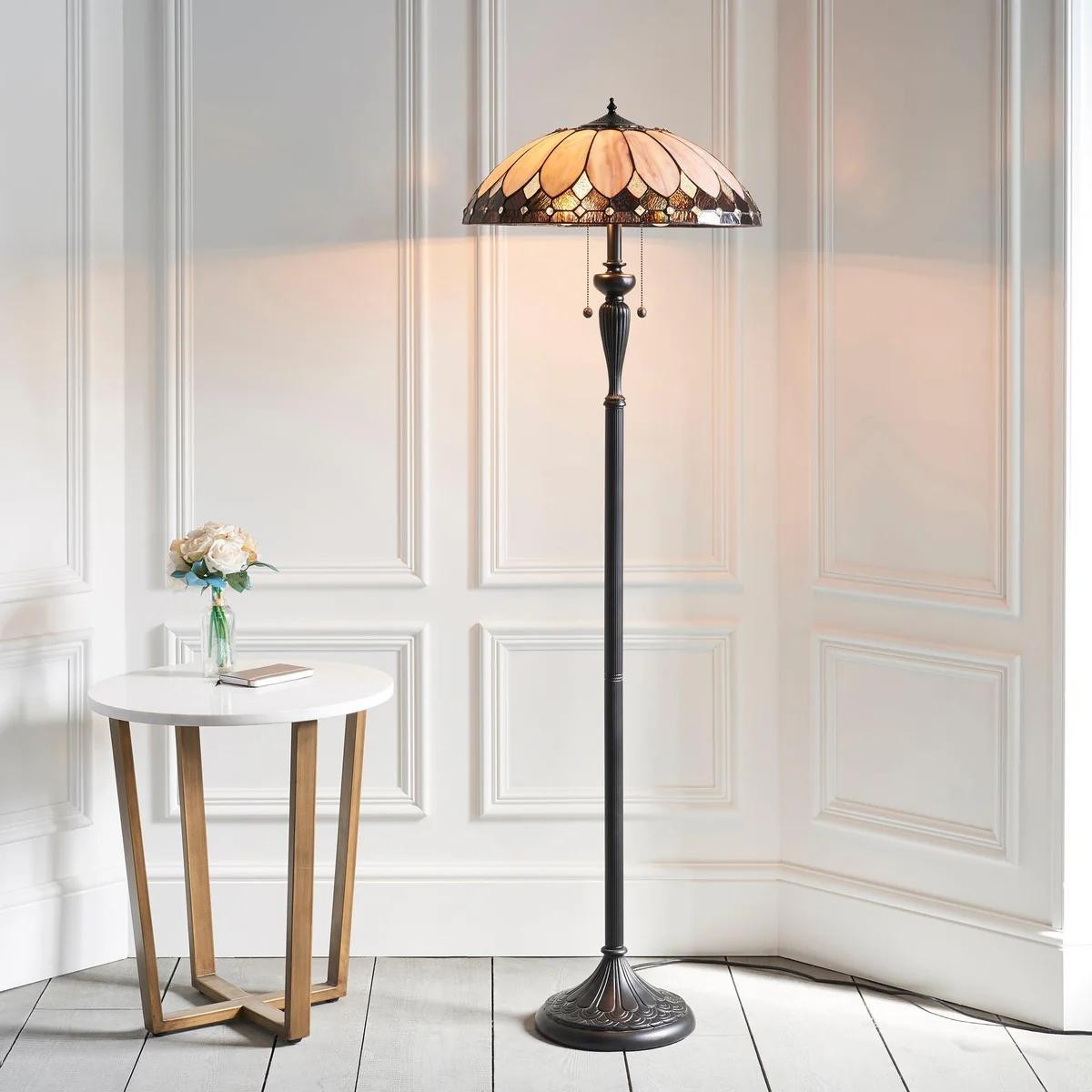 TF Brooklyn Geometrische Art Deco Tiffany Vloerlamp - Glas-in-loodkap en satijnzwarte voet voor de woonkamer HL2081