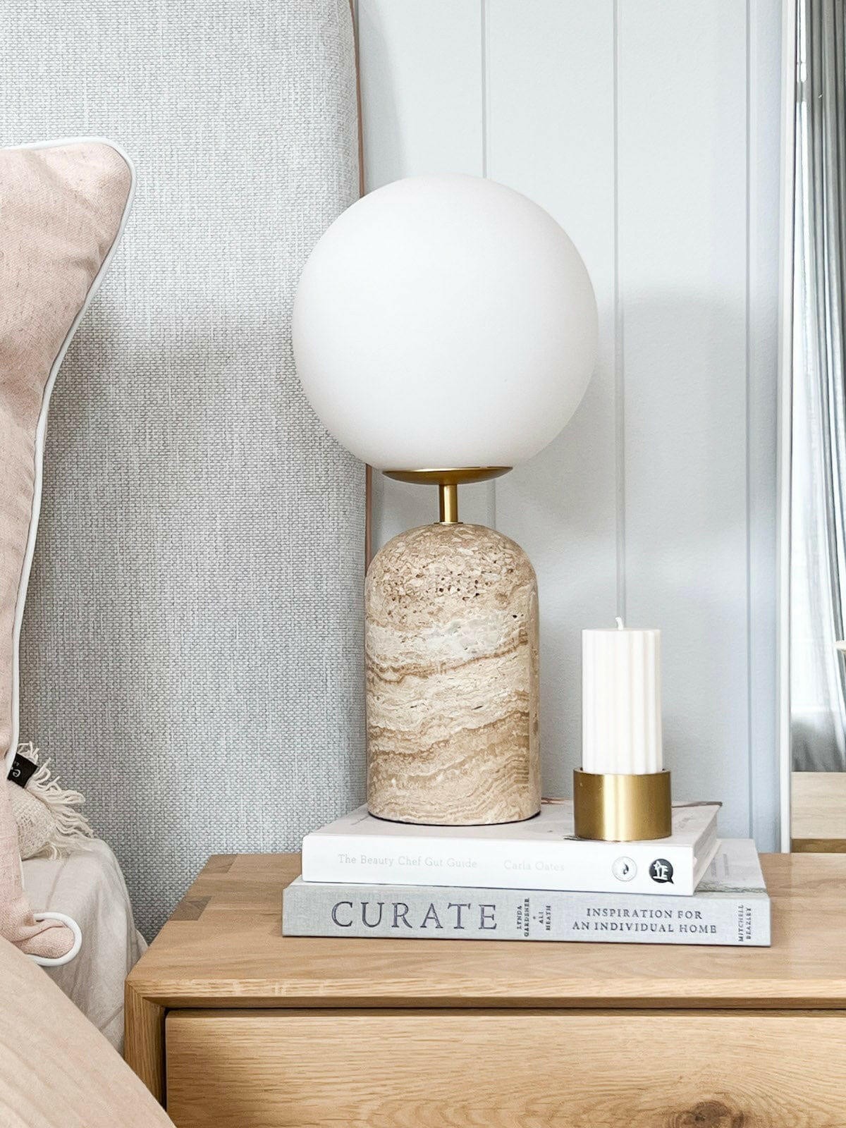 Moderne minimalistische tafellamp met glazen bol en travertijn voet HL940