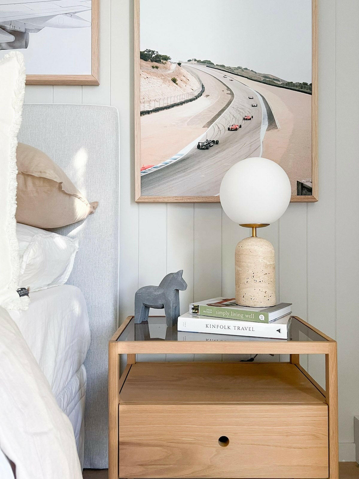 Moderne minimalistische tafellamp met glazen bol en travertijn voet HL940