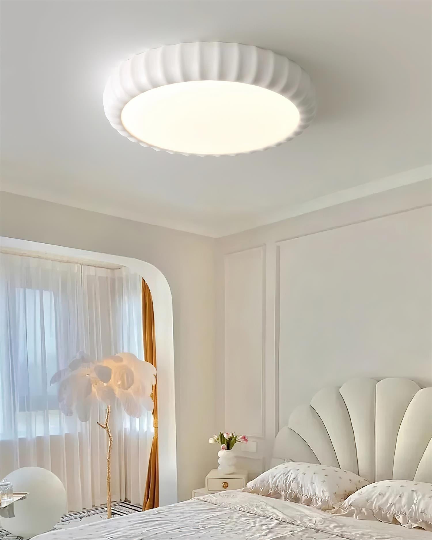 Eenvoudige crèmekleurige ronde plafondlamp met golven HL572