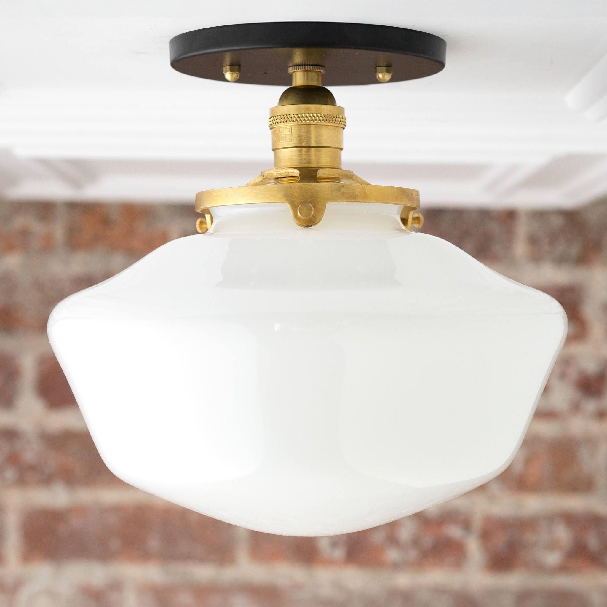 Geotower glazen plafondlamp van messing - opaal glazen schoolhuiskap - moderne elegantie HL1732