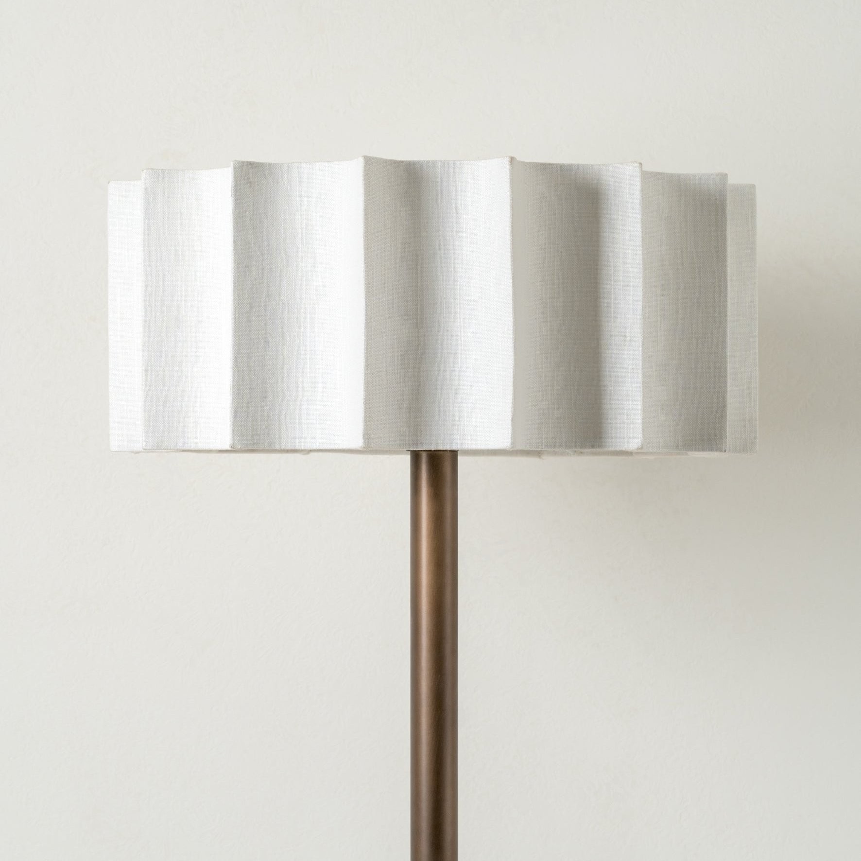 Cavilon Moderne Vloerlamp - Slank Profiel en Zachte Kap Hedendaagse Metalen Verlichting voor Slaapkamer HL1914