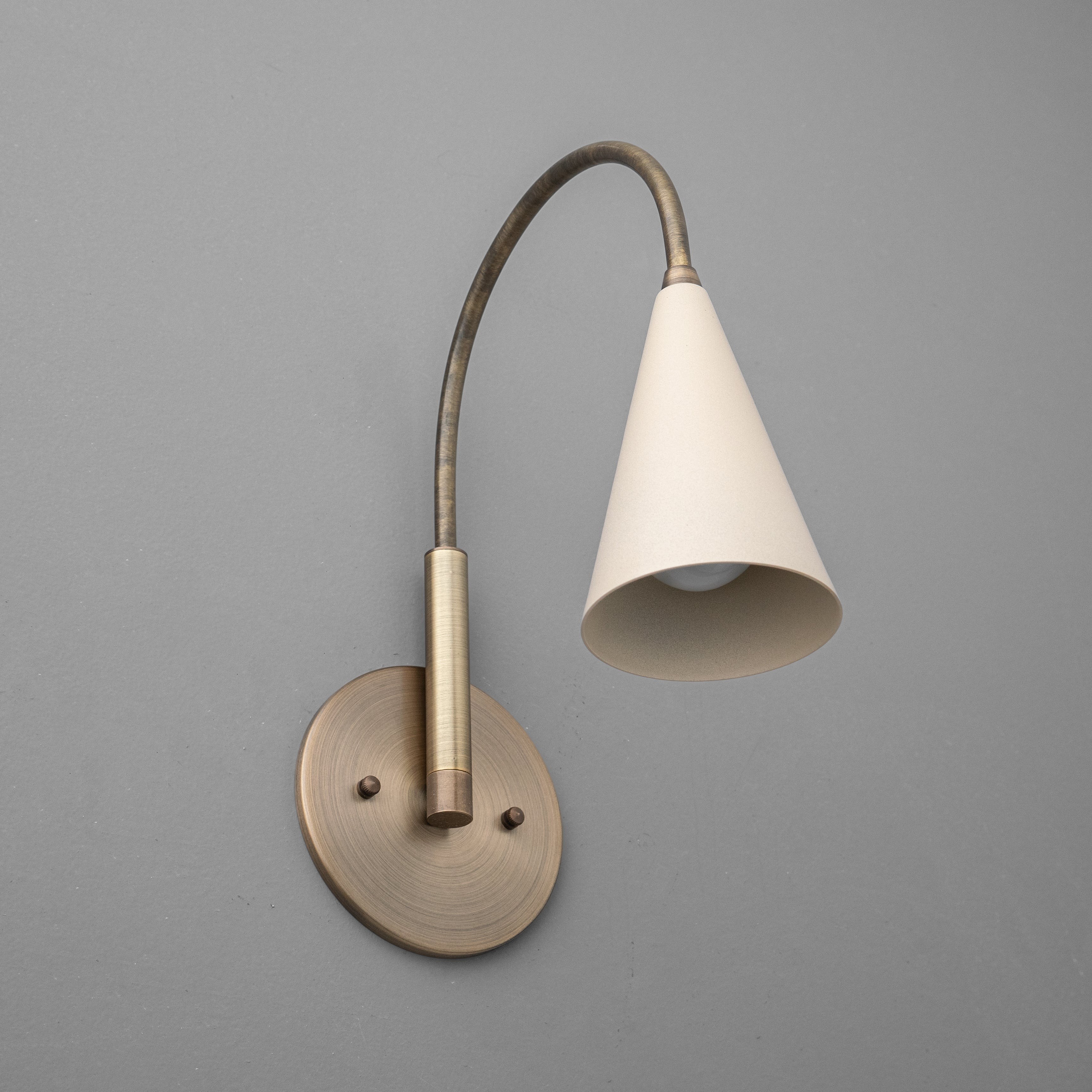 Curva Metalen Vintage Wandlamp - Elegante Kegelvormige Kap voor Slaapkamers HL1756