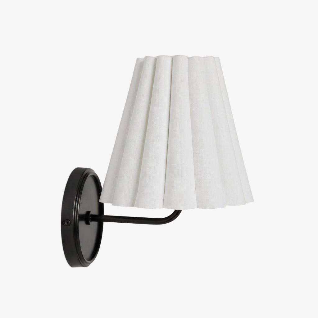 Ruffmeto stoffen wandlamp – met geplooide details op een sculpturaal metalen frame voor studeerkamer of hal HL2279