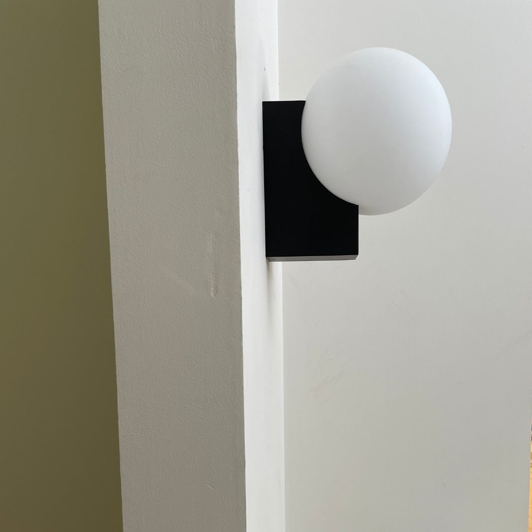 Minimalistische bolvormige wandlamp HL558