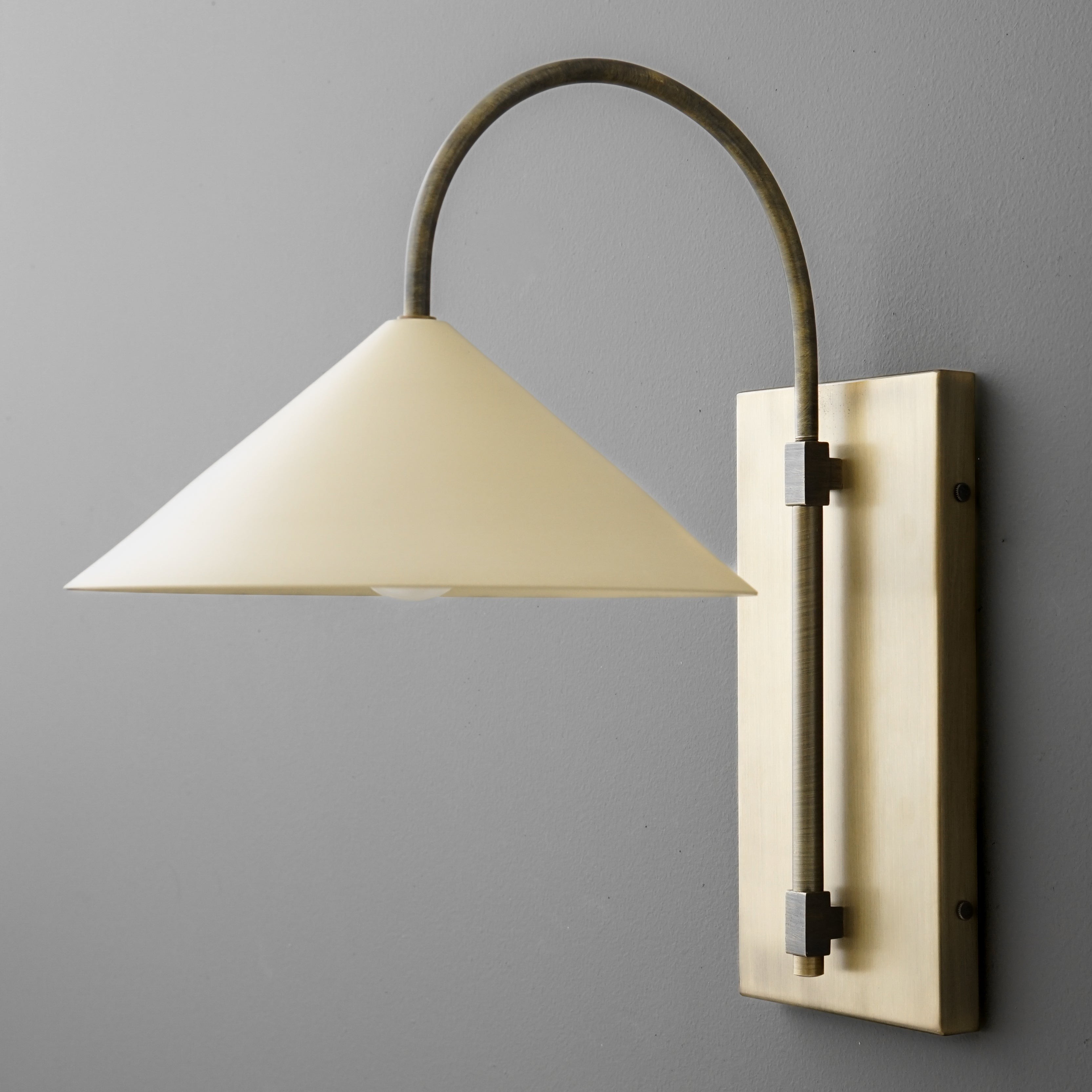 Conique Metalen Minimalistische Wandlamp - Sculpturale Messing Booglamp voor Moderne Interieurs HL1762