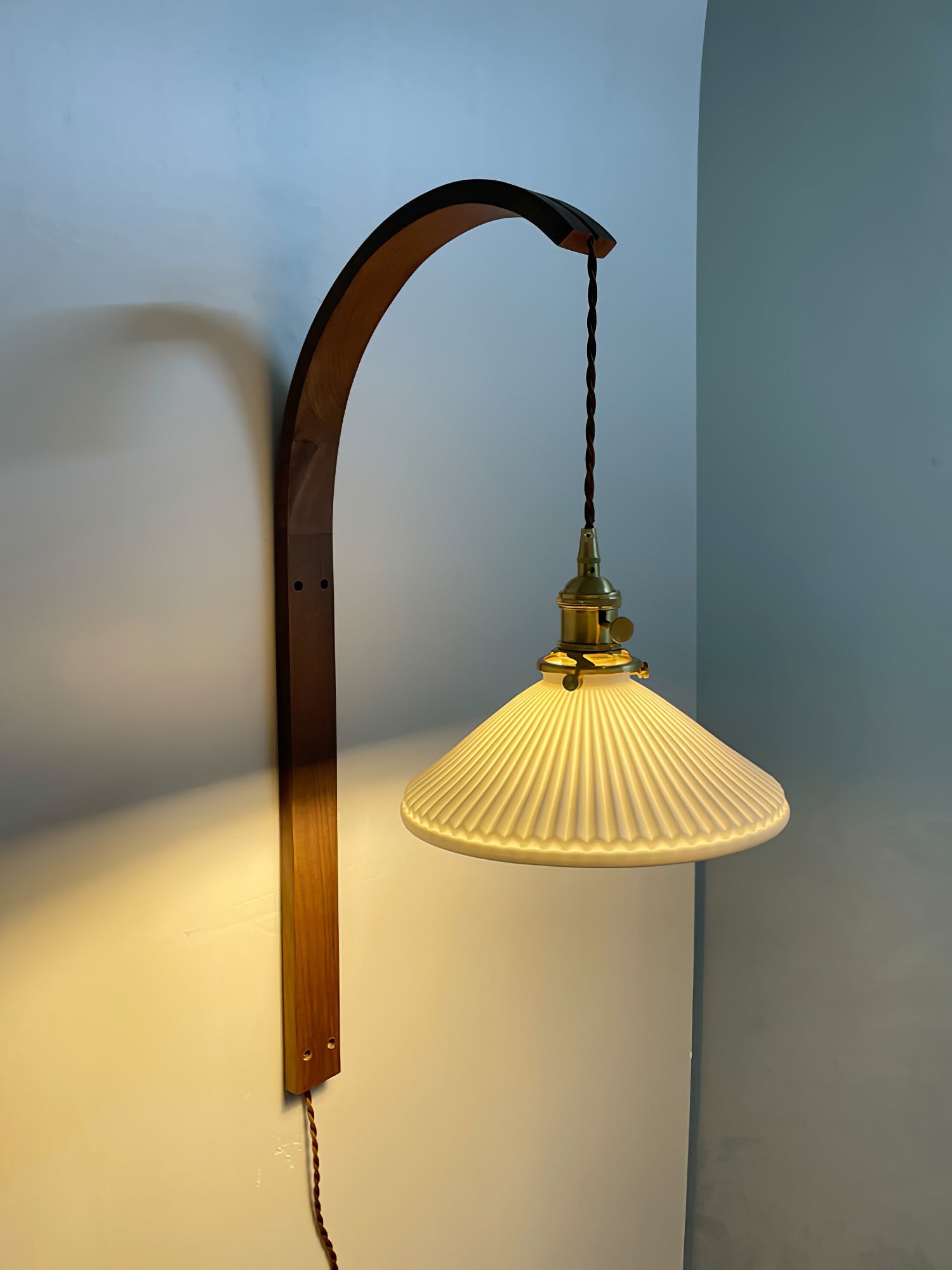 Gebogen walnootkleurige keramische wandlamp met stekker HL3051