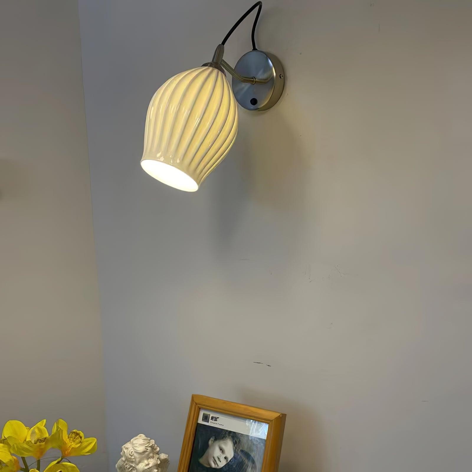 Crèmekleurige keramische geribbelde wandlamp HL498