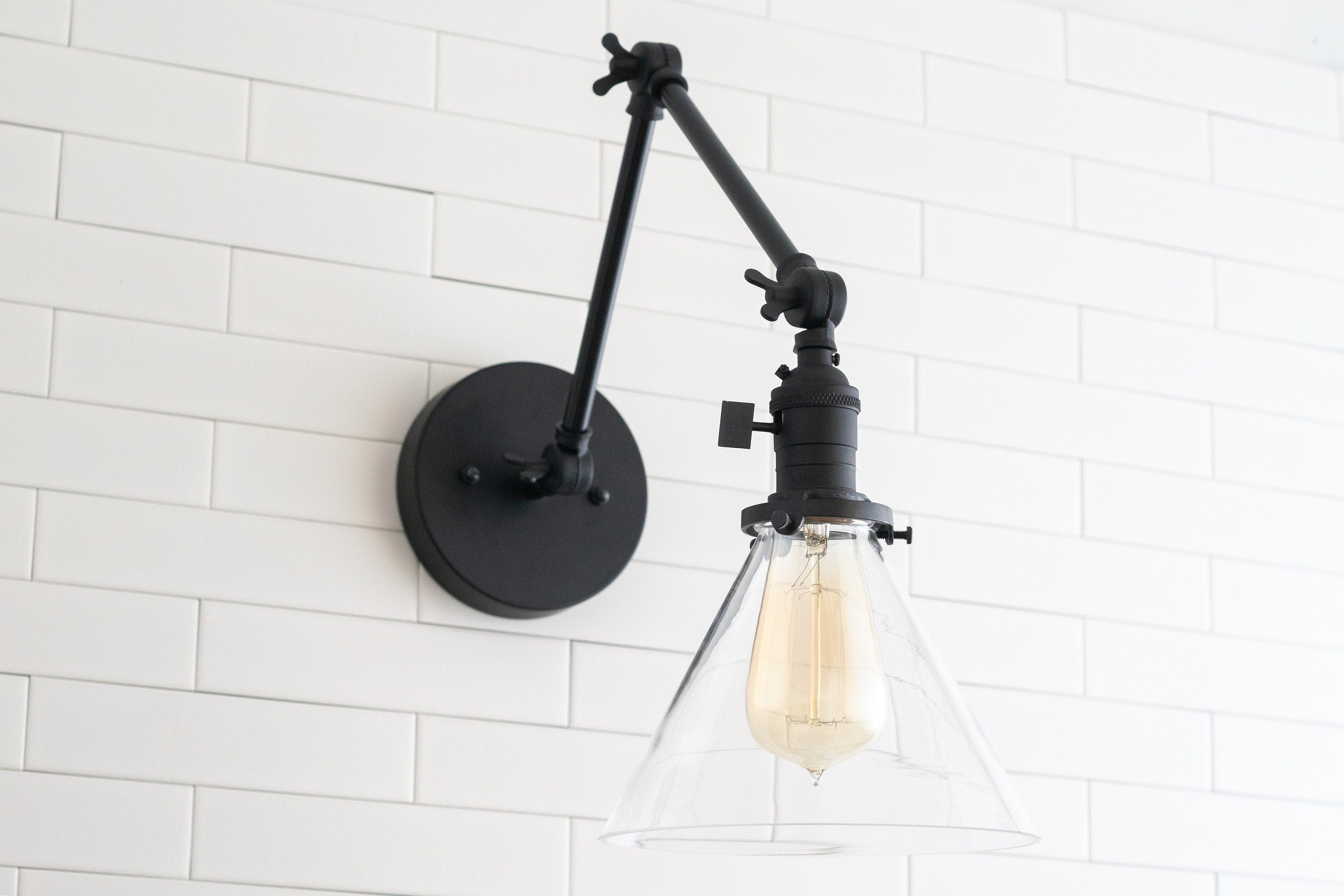 Conique metalen industriële wandlamp met verstelbare arm - vintage glazen kegelvormige kap HL1673