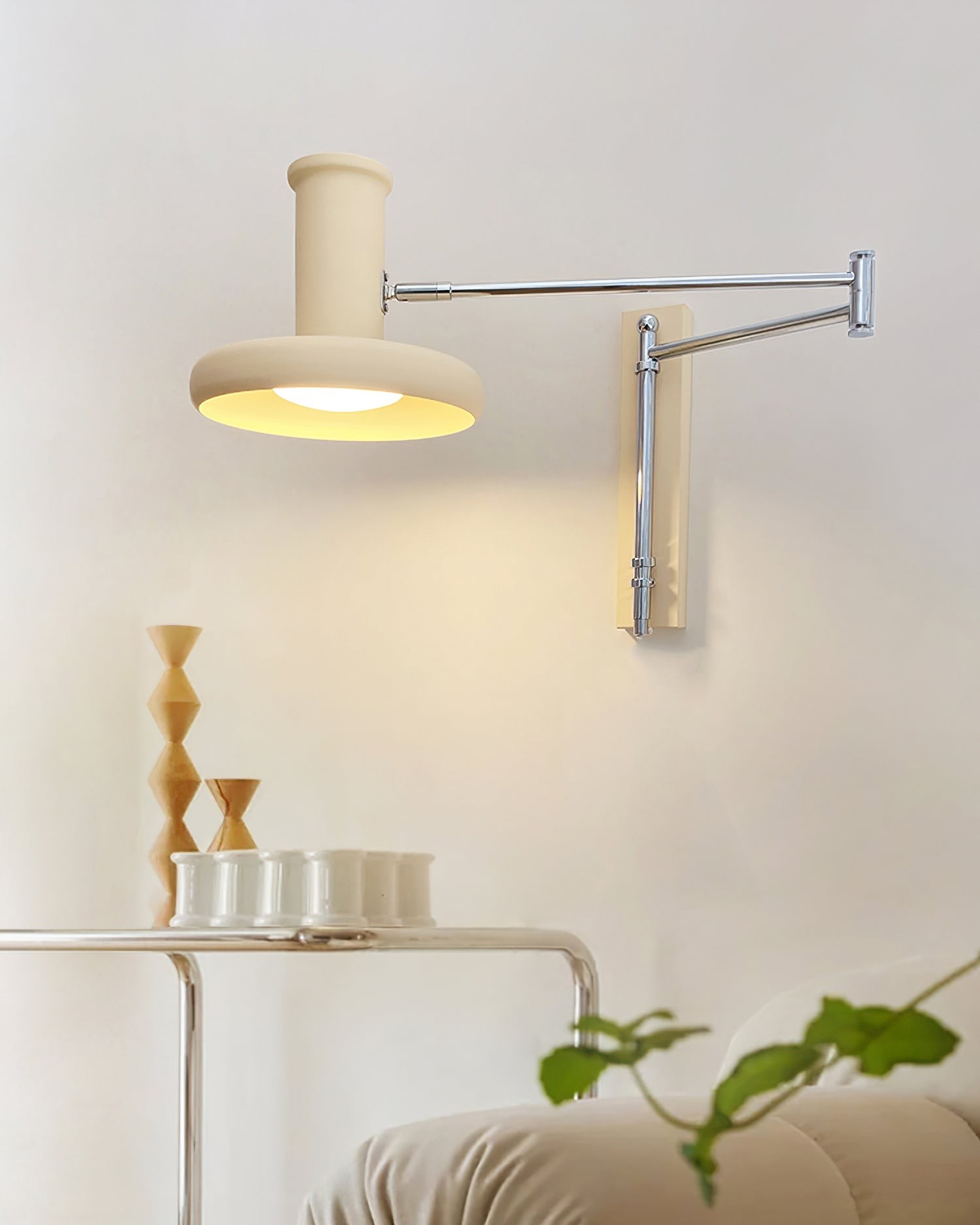 Moderne crèmekleurige metalen wandlamp met zwenkarm HL1089