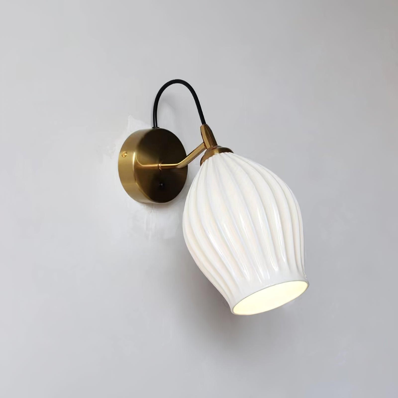 Crèmekleurige keramische geribbelde wandlamp HL498