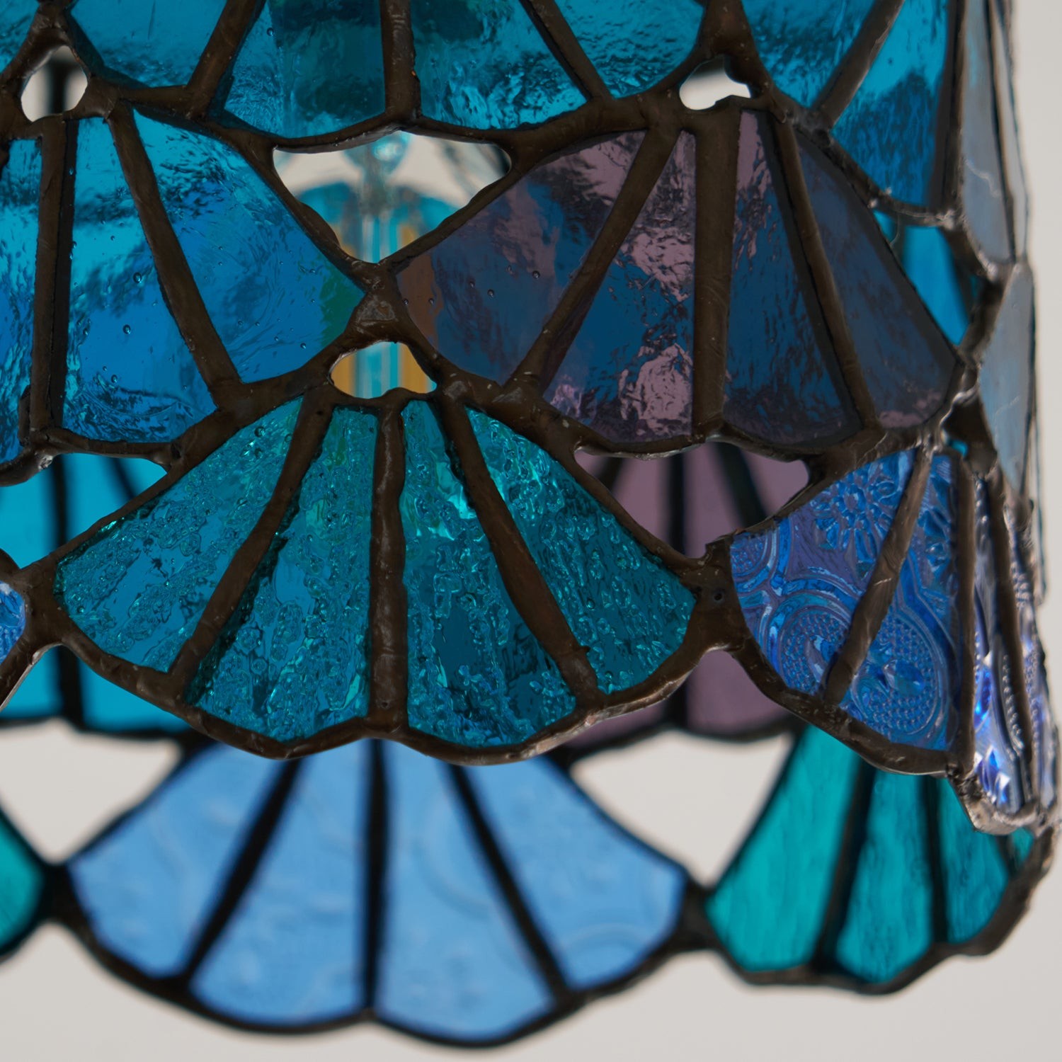 Vintage Tiffany-stijl plafondlamp met glas-in-lood en decoratief patroon voor de woonkamer HL2345