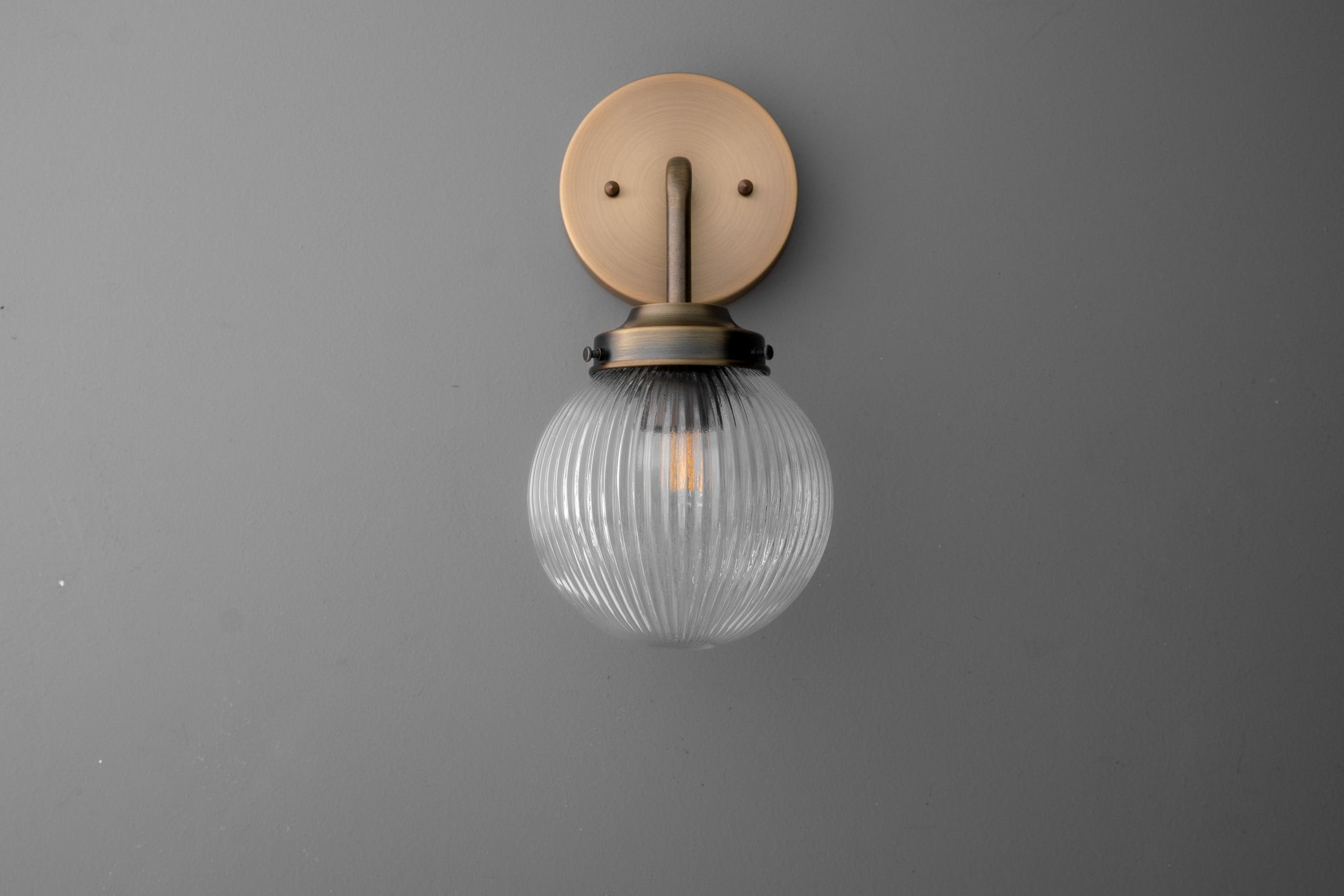 Glorica glazen wandlamp van verouderd messing - geribbelde glazen kap industriële stijl verlichting HL1772