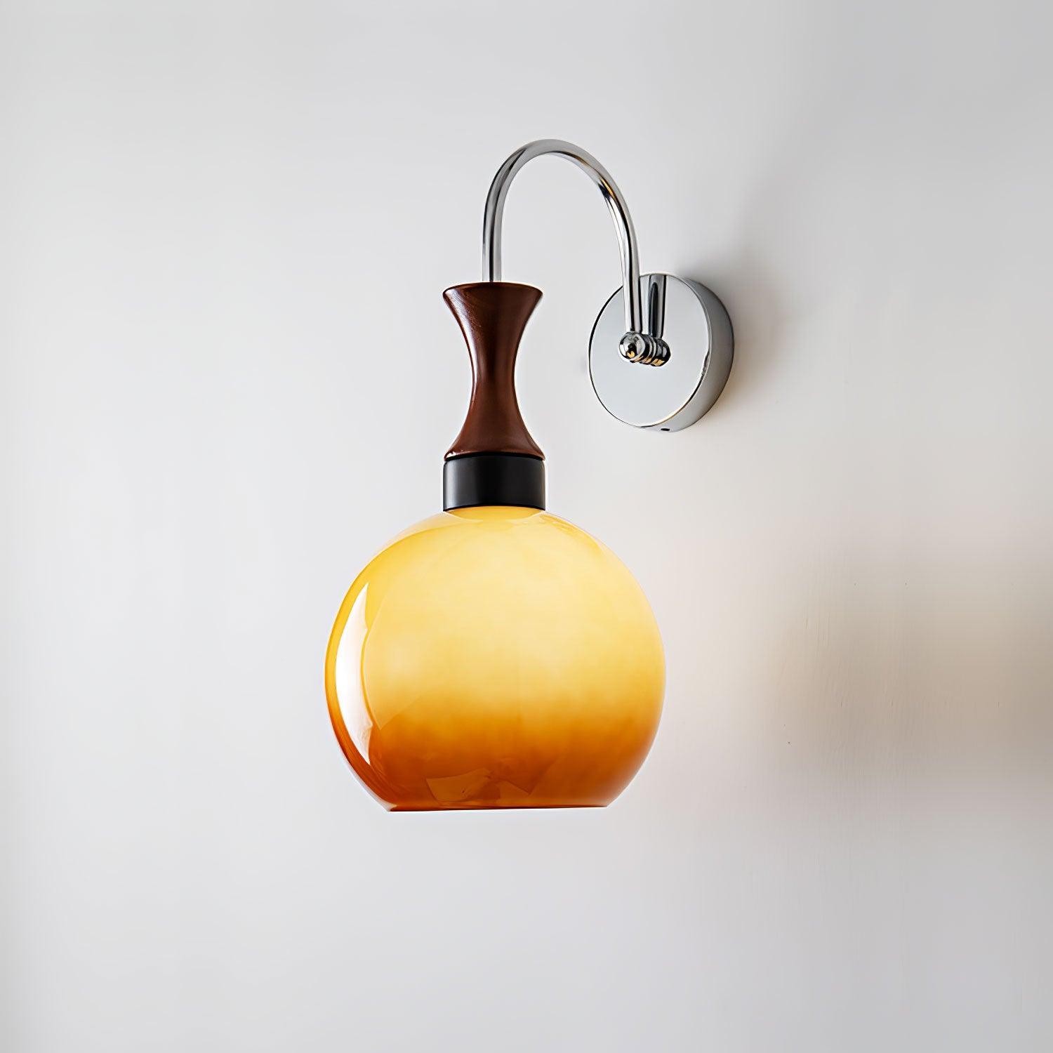 Bolvormige gele wandlamp HL649