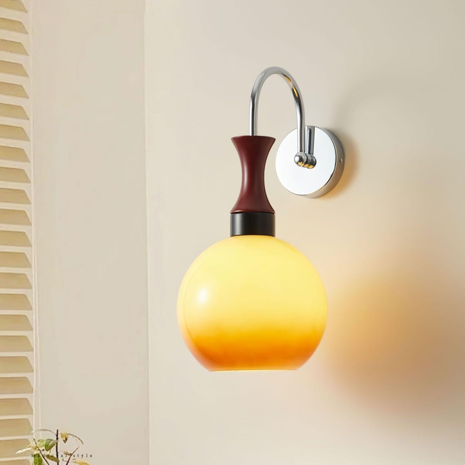 Bolvormige gele wandlamp HL649