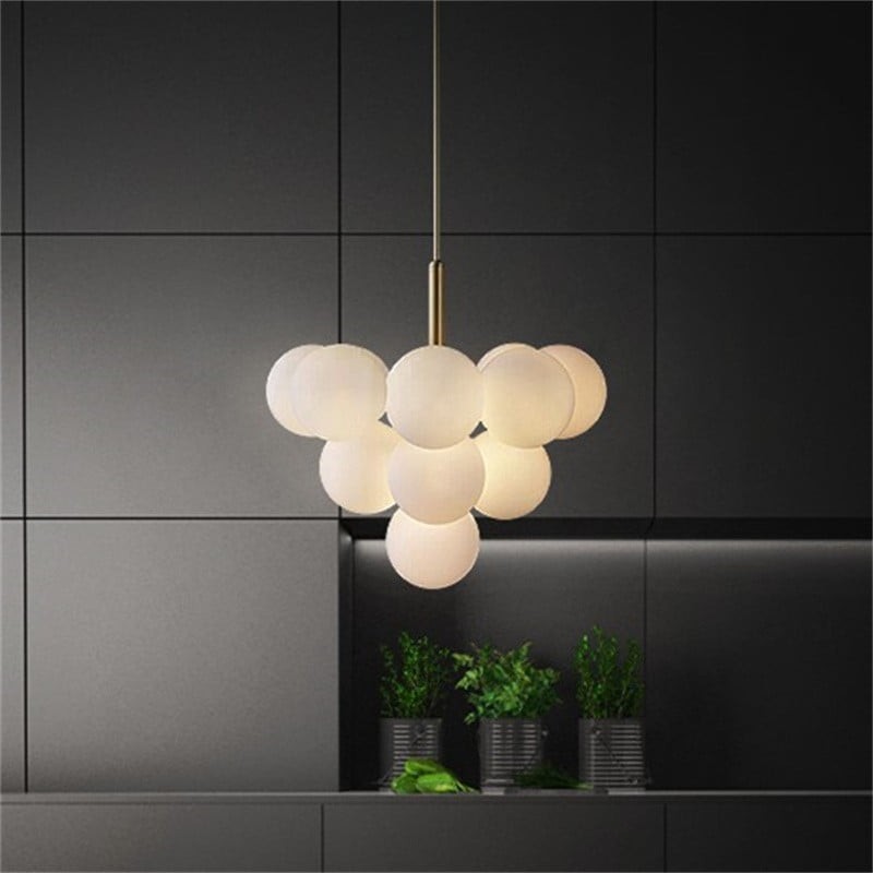 Moderne kroonluchter van opaalglas in messing afwerking woonkamer