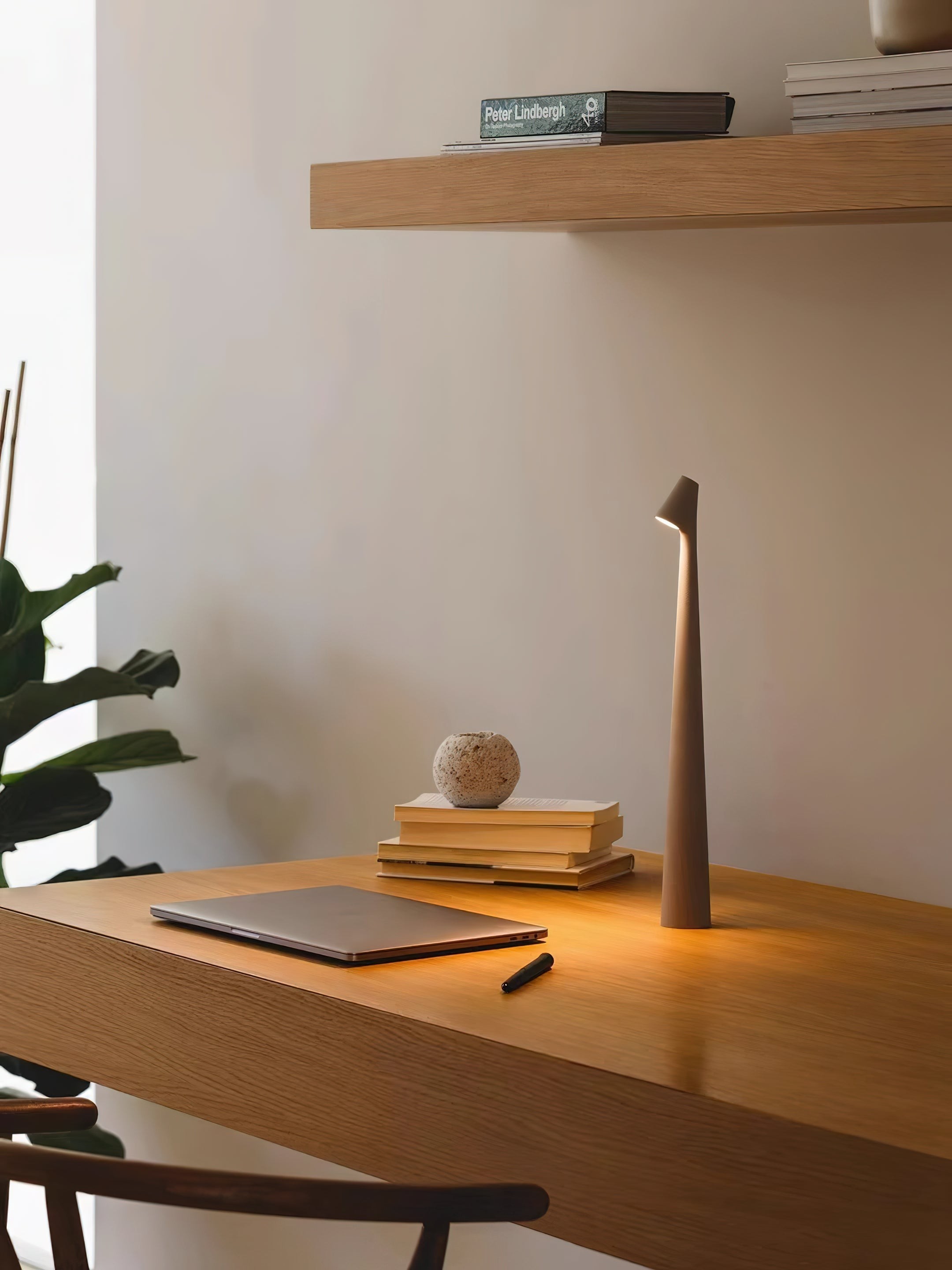 Creatieve hoge draagbare tafellamp HL343