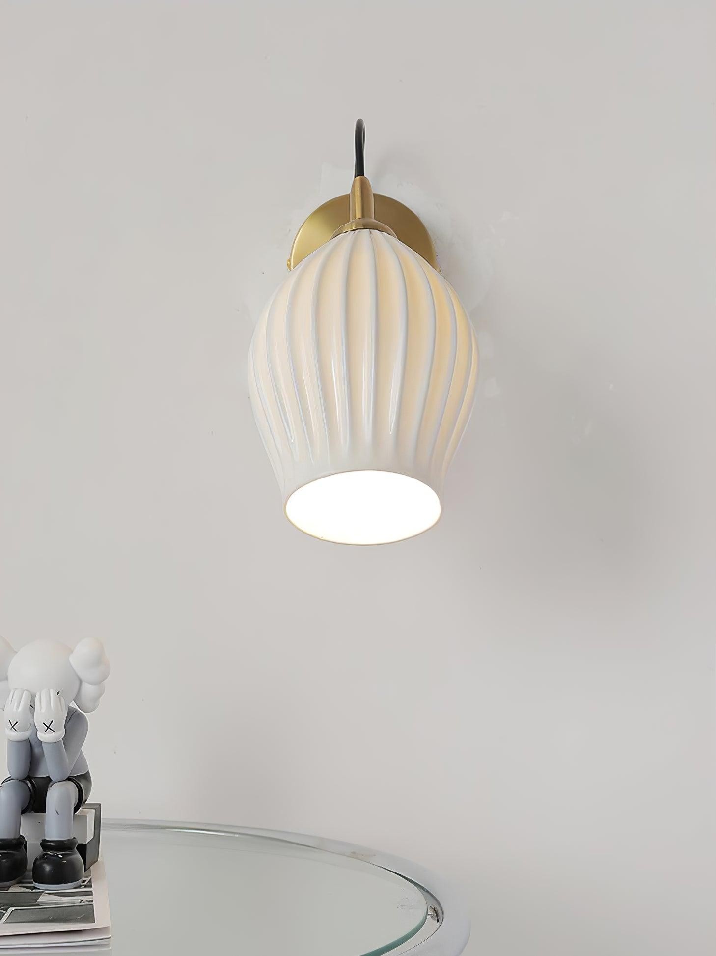 Crèmekleurige keramische geribbelde wandlamp HL498
