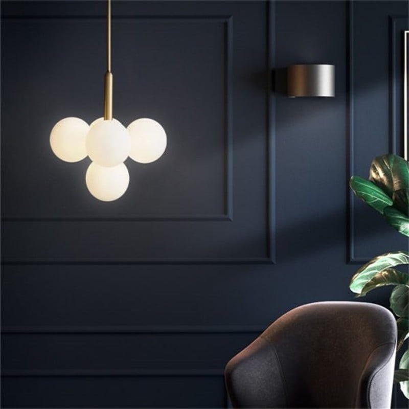 Moderne kroonluchter van opaalglas in messing afwerking woonkamer