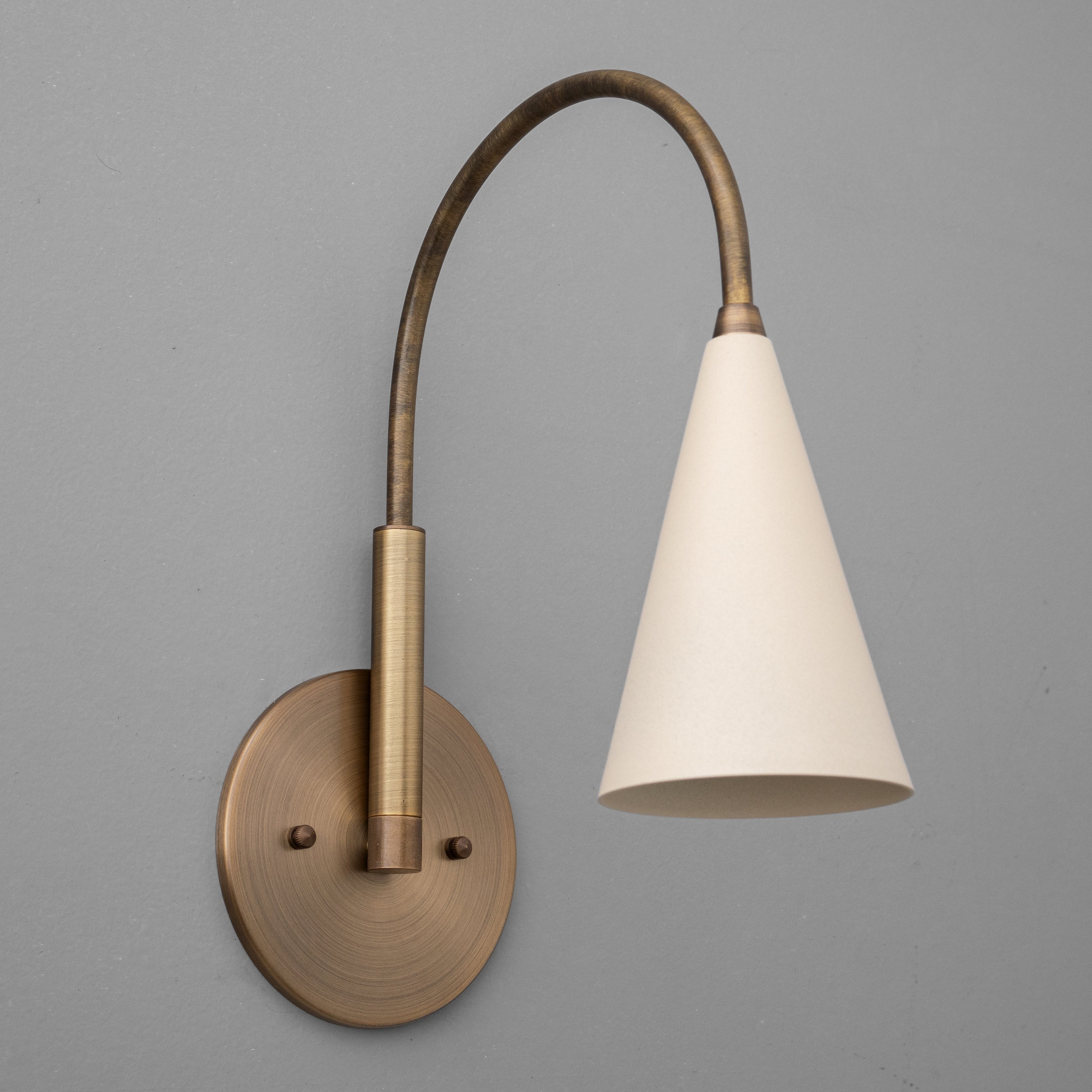 Curva Metalen Vintage Wandlamp - Elegante Kegelvormige Kap voor Slaapkamers HL1756
