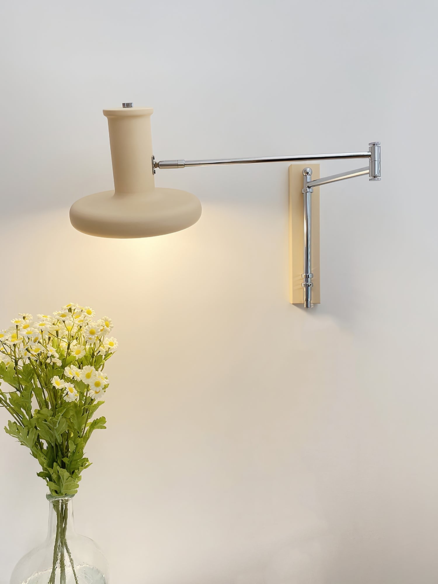 Moderne crèmekleurige metalen wandlamp met zwenkarm HL1089