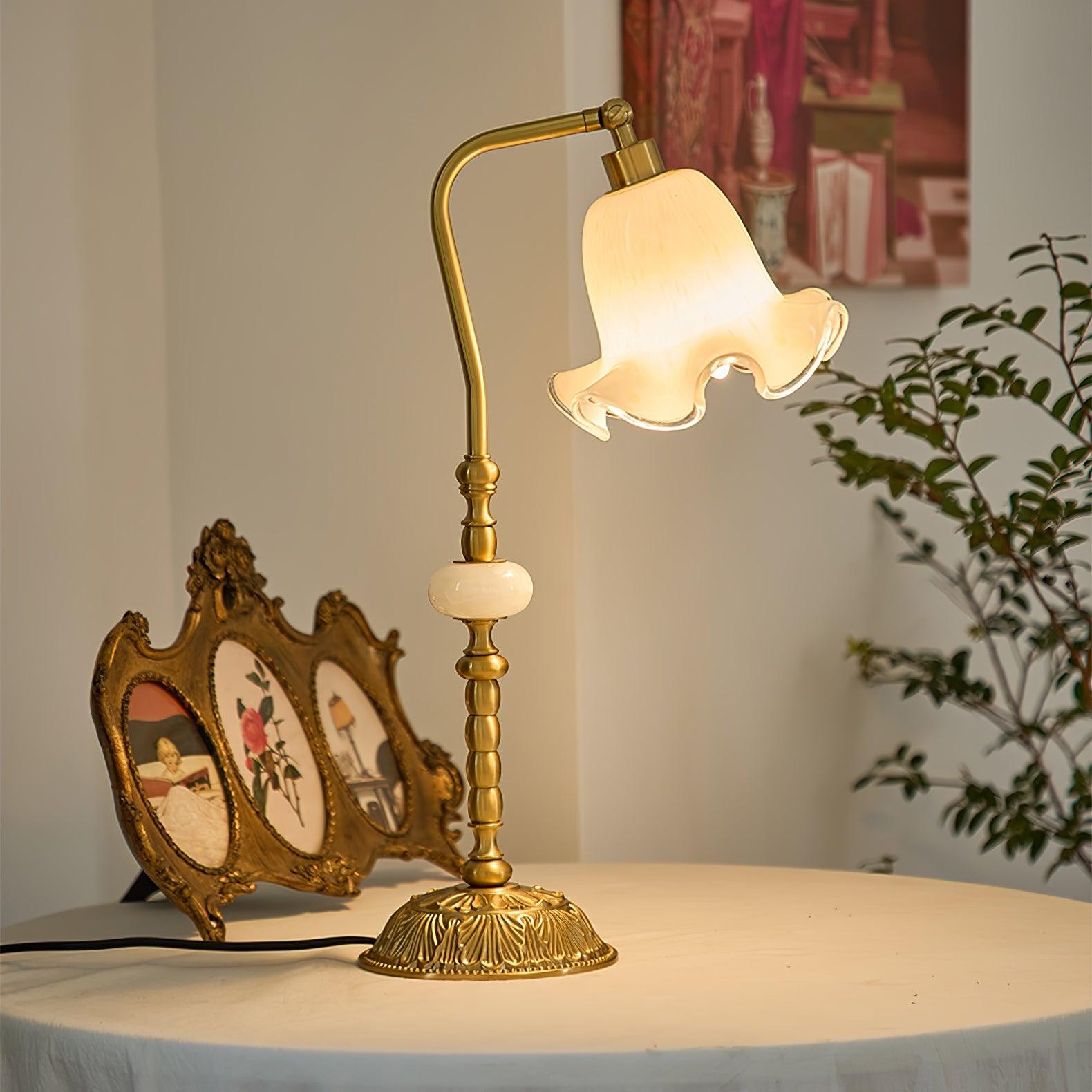 Klassieke stijlvolle witte tulp messing tafellamp HL862
