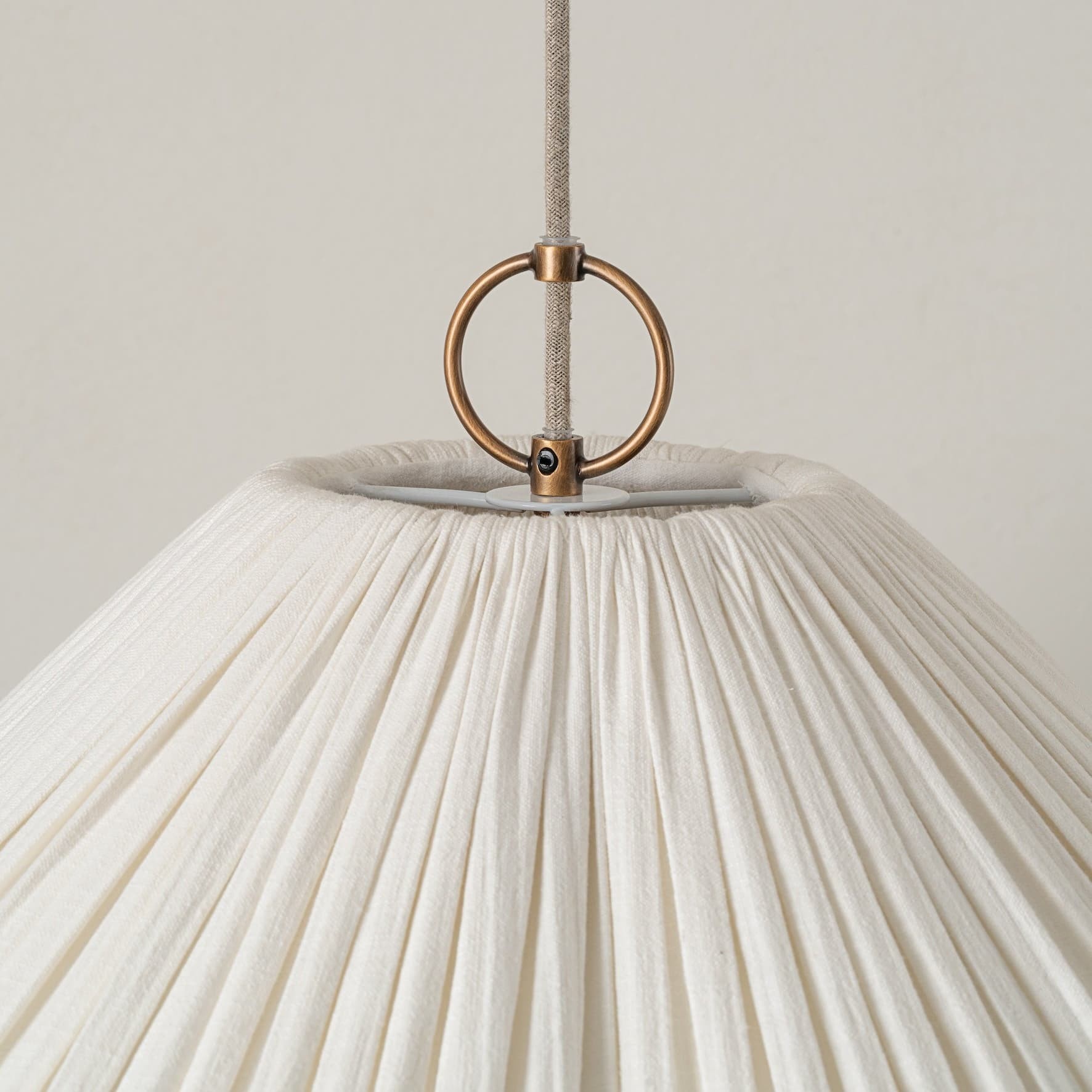 Blossine linnen hanglamp met geschulpte rand - gelaagde kap en metalen plafondplaat, rustiek tot modern HL1921