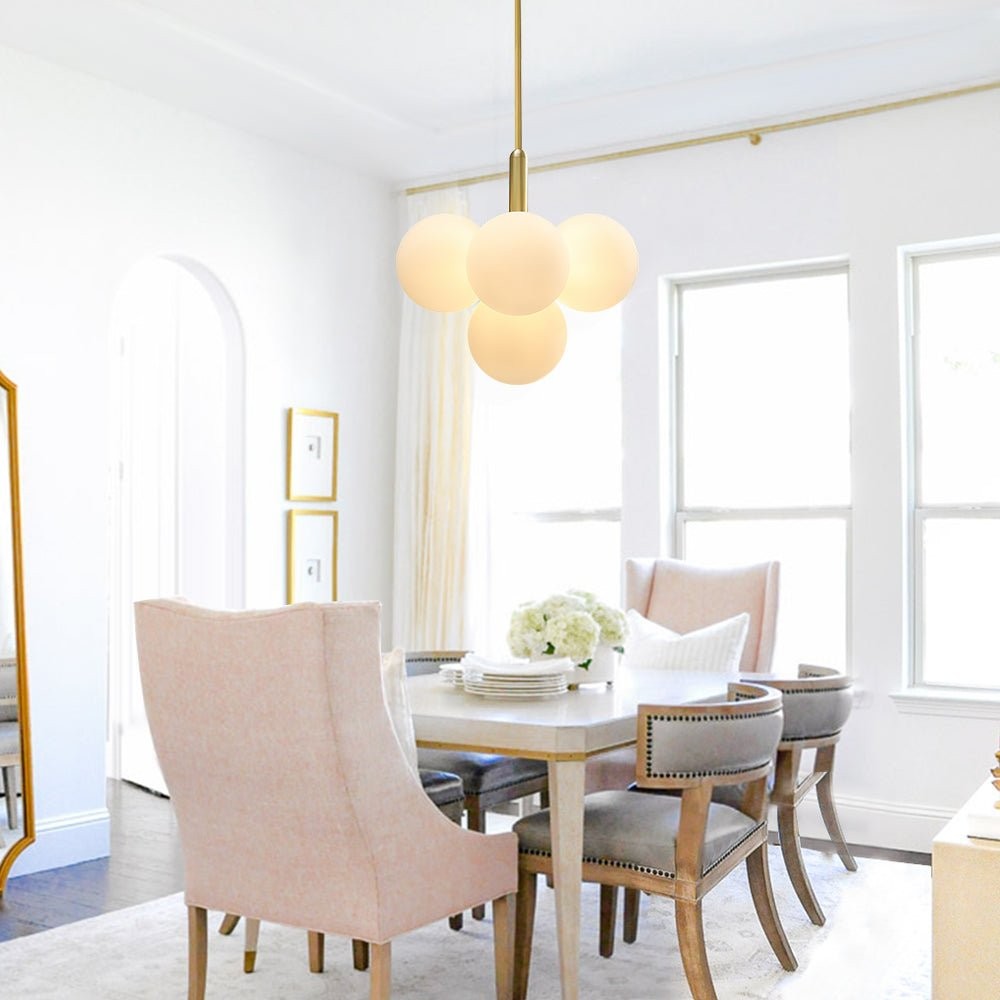 Moderne kroonluchter van opaalglas in messing afwerking woonkamer