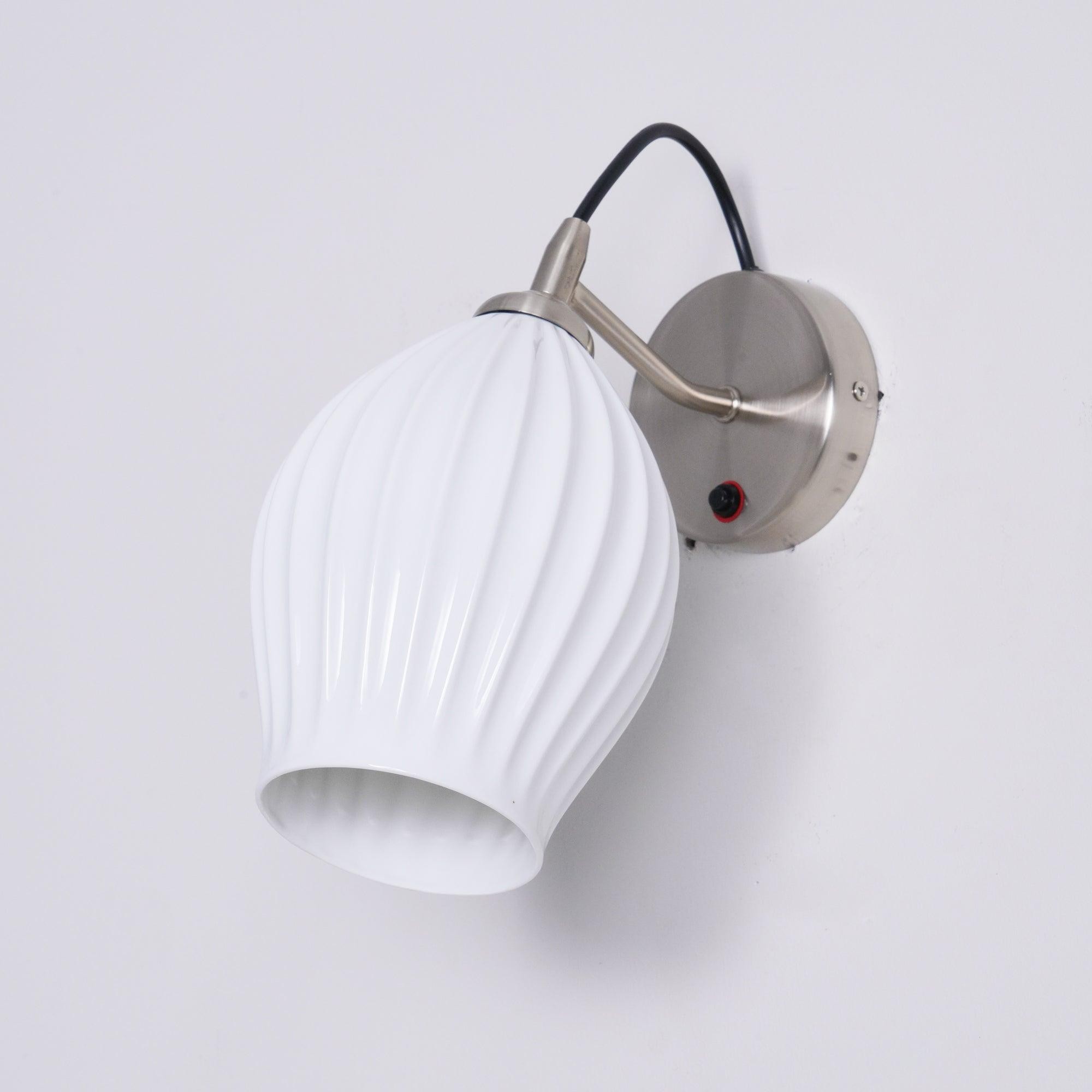 Crèmekleurige keramische geribbelde wandlamp HL498
