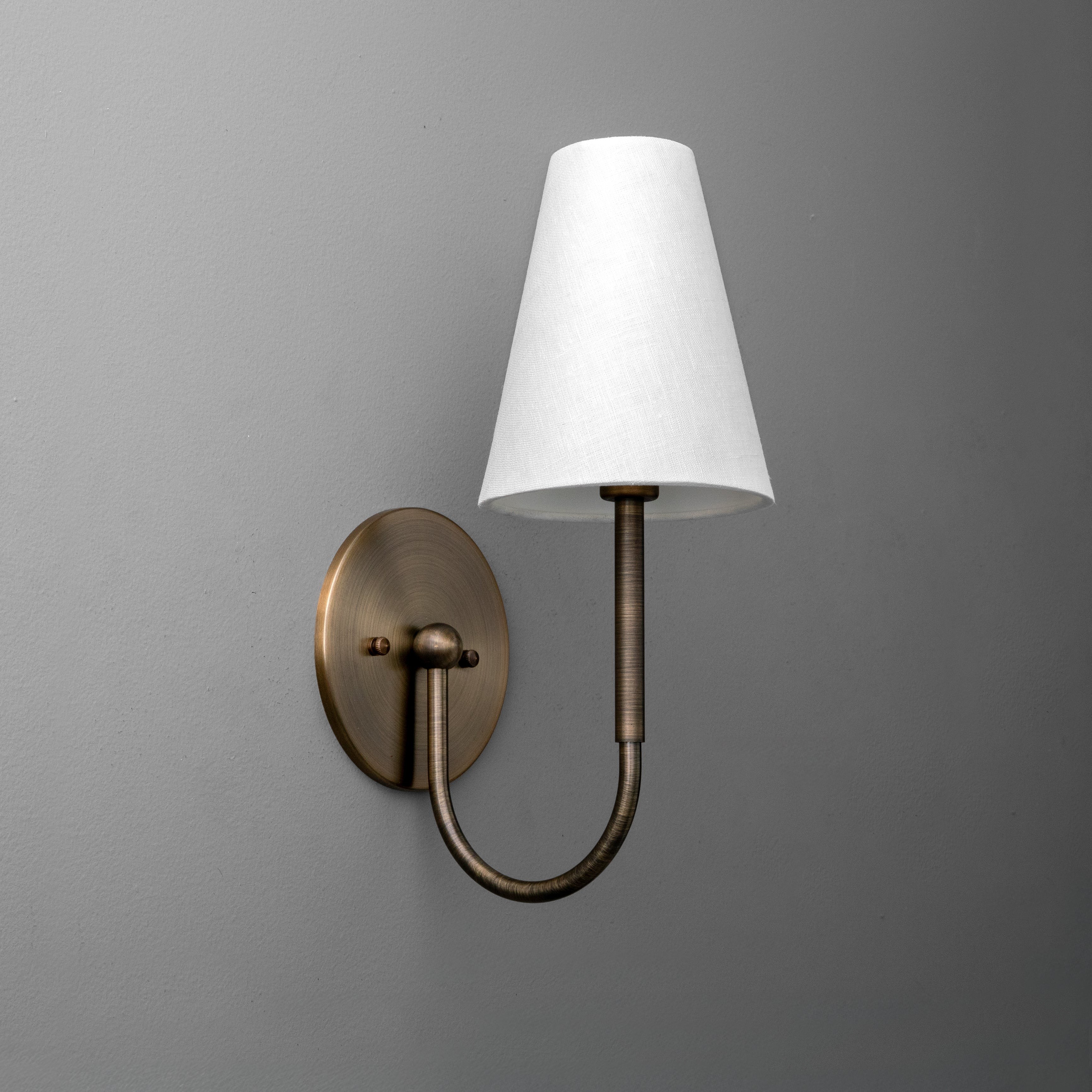 Curva Metal Collection Traditionele Wandlamp - Messing Afwerking met Kap HL1761