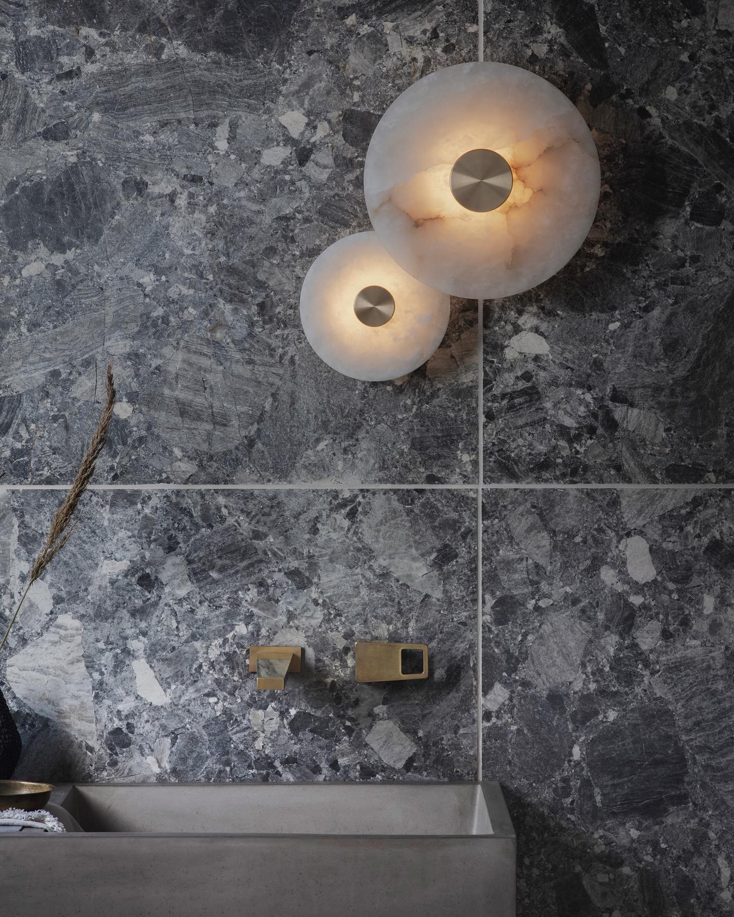 Schijfvormige albasten wandlamp HL464