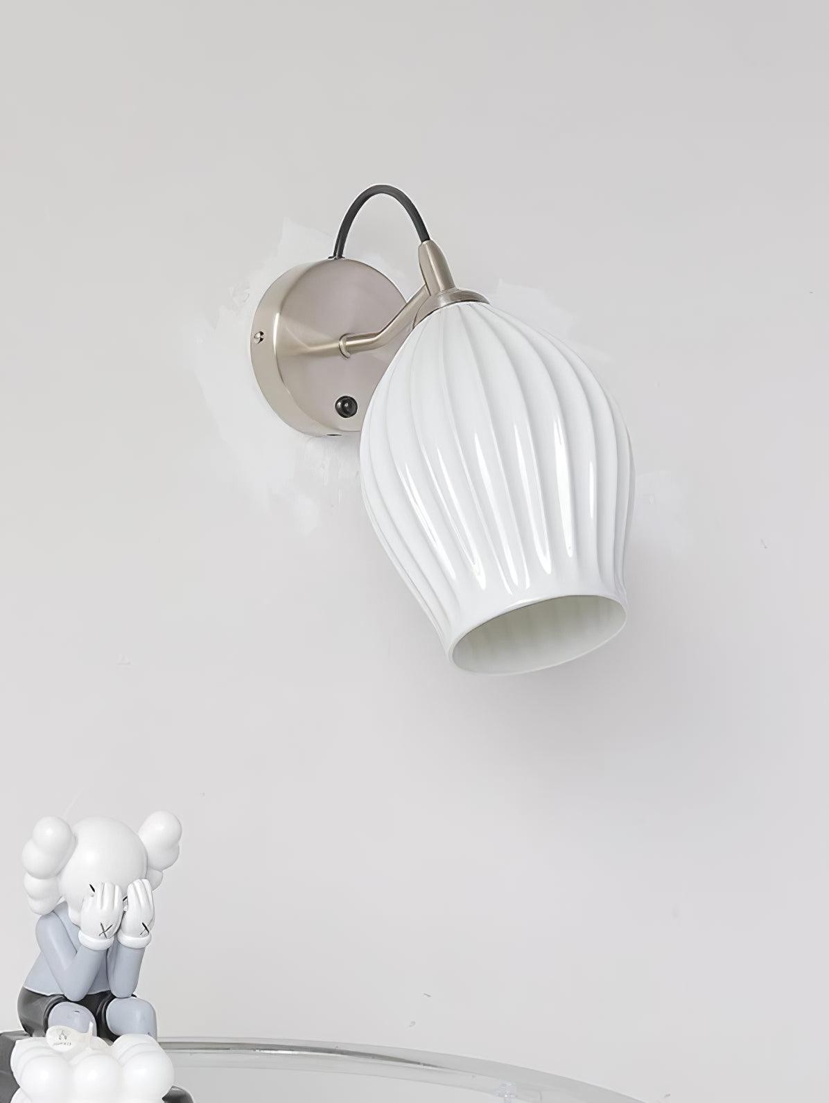 Crèmekleurige keramische geribbelde wandlamp HL498