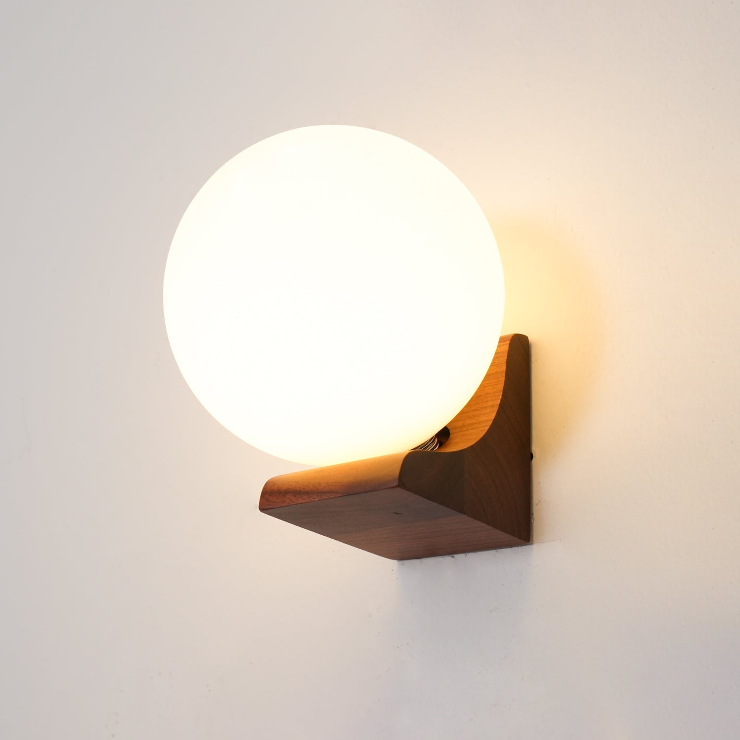 Minimalistische houten geometrische beugel glazen bol wandlamp HL444