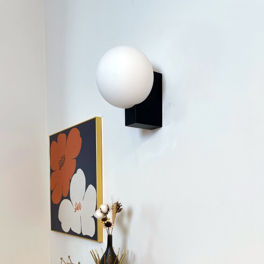 Minimalistische bolvormige wandlamp HL558