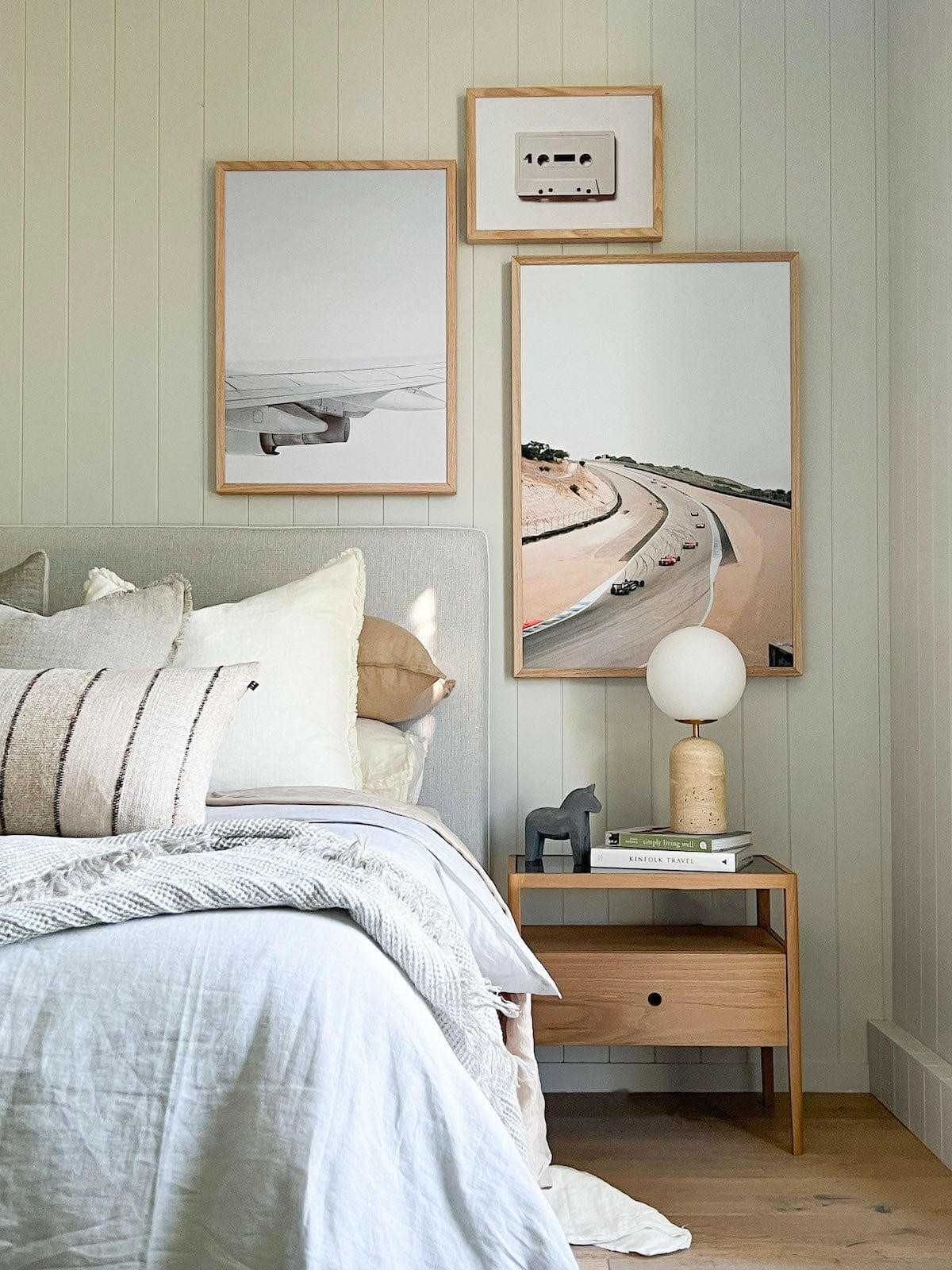 Moderne minimalistische tafellamp met glazen bol en travertijn voet HL940