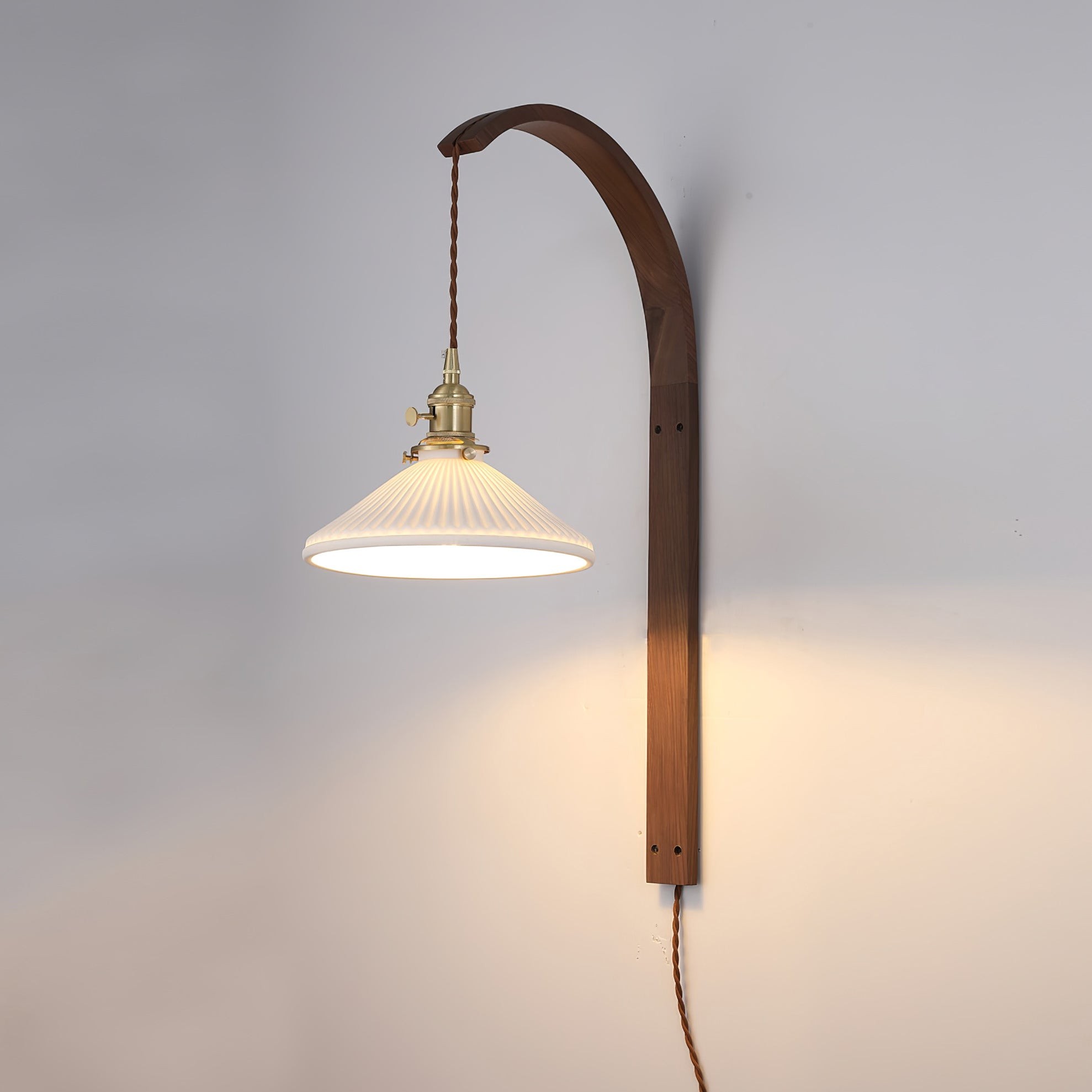 Gebogen walnootkleurige keramische wandlamp met stekker HL3051